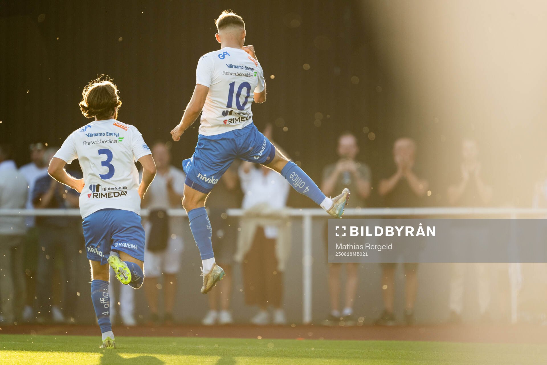 Värnamos Axel Björnström och Ajdin Zeljkovic jublar