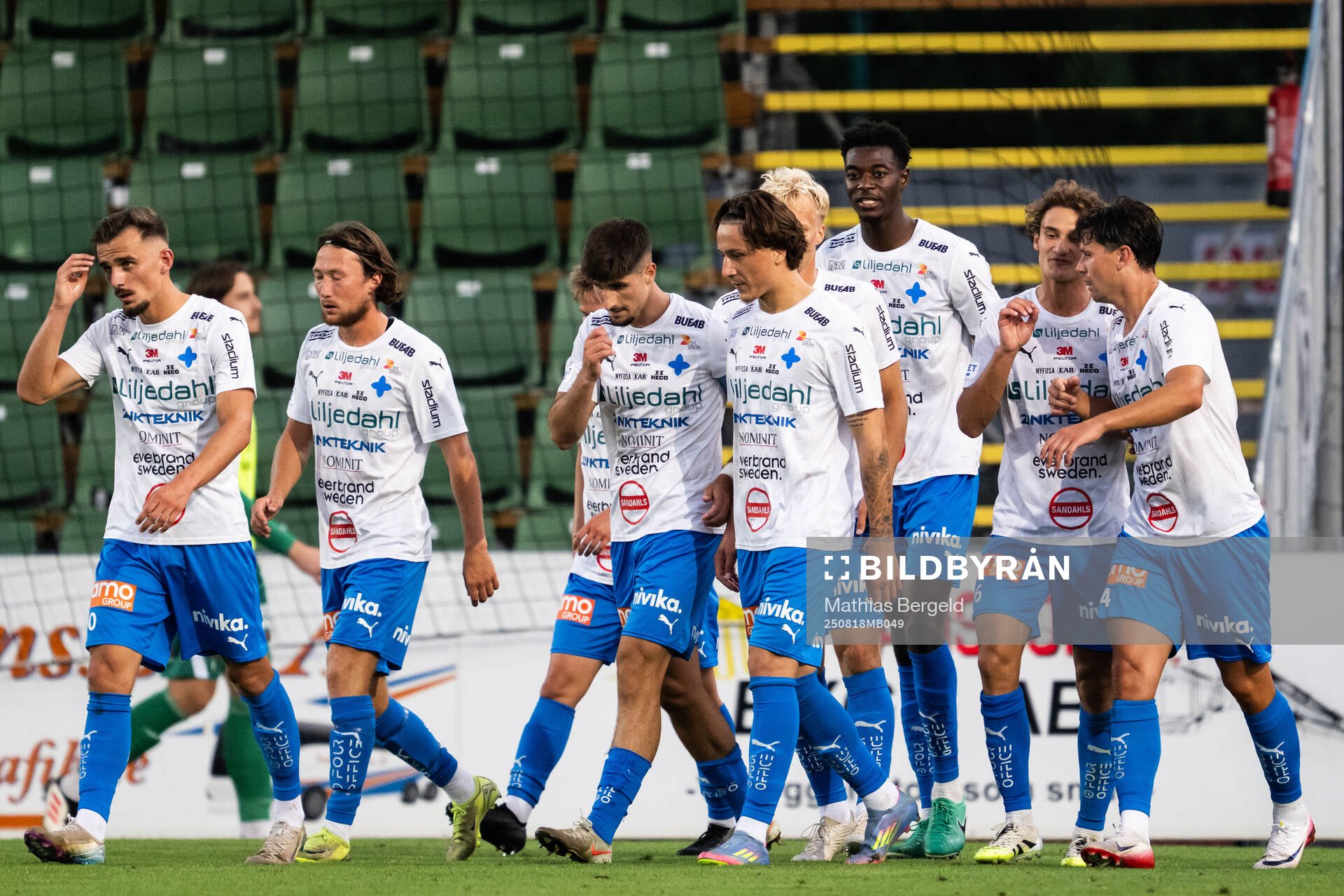 Värnamos Rufai Mohammed jublar med lagkamrater