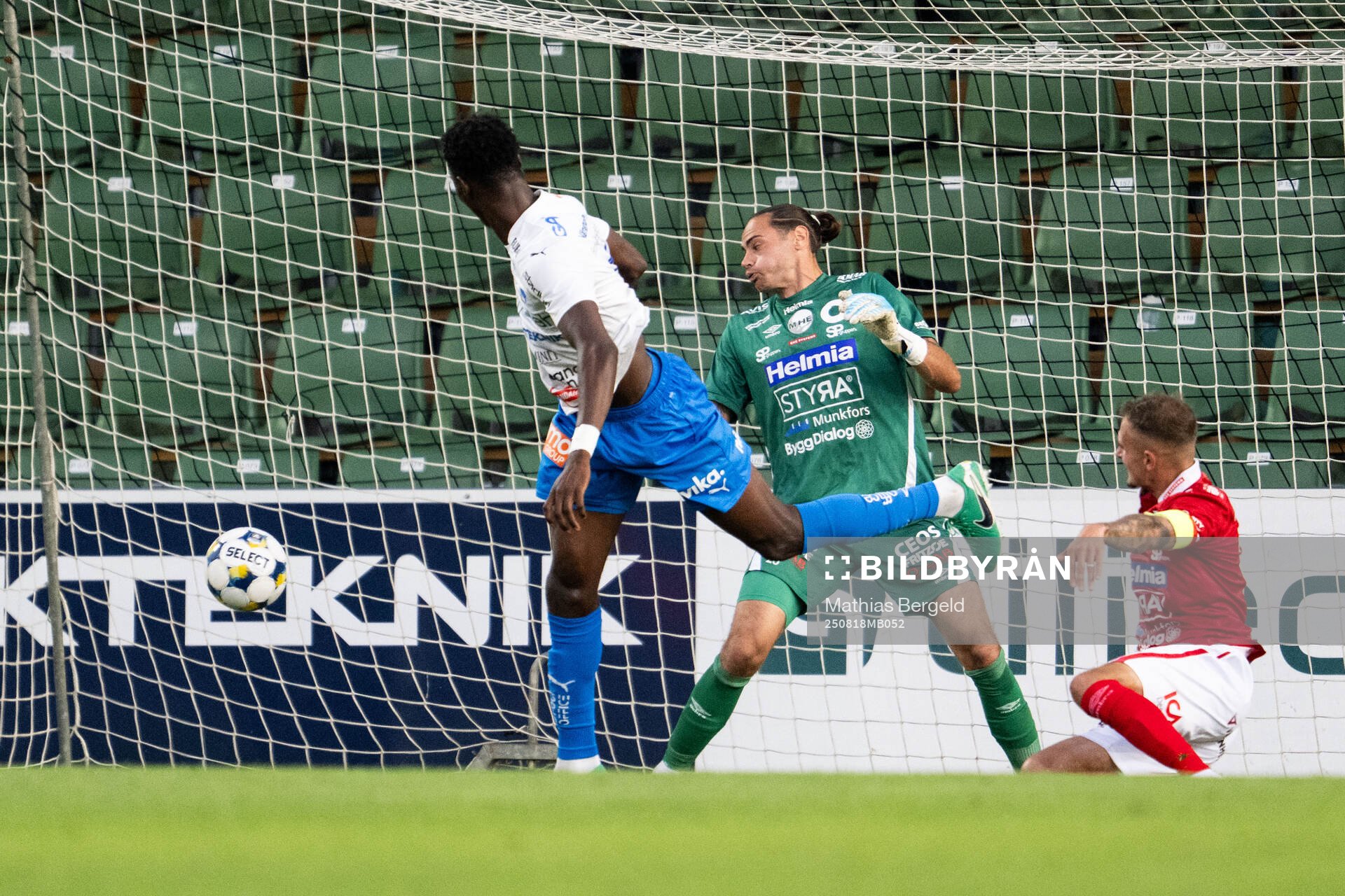 Värnamos Rufai Mohammed gör 2-1 bakom Degerfors målvakt