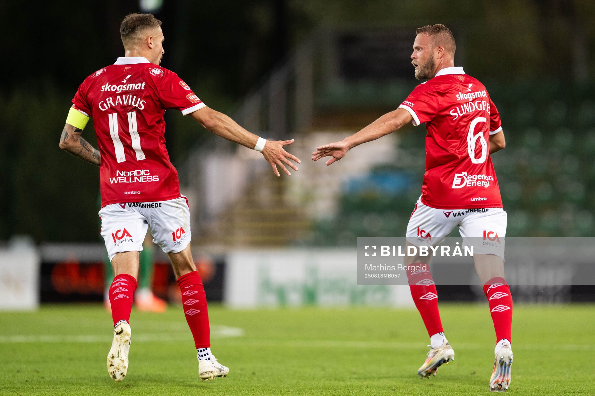Degerfors Christos Gravius och Daniel Sundgren jublar