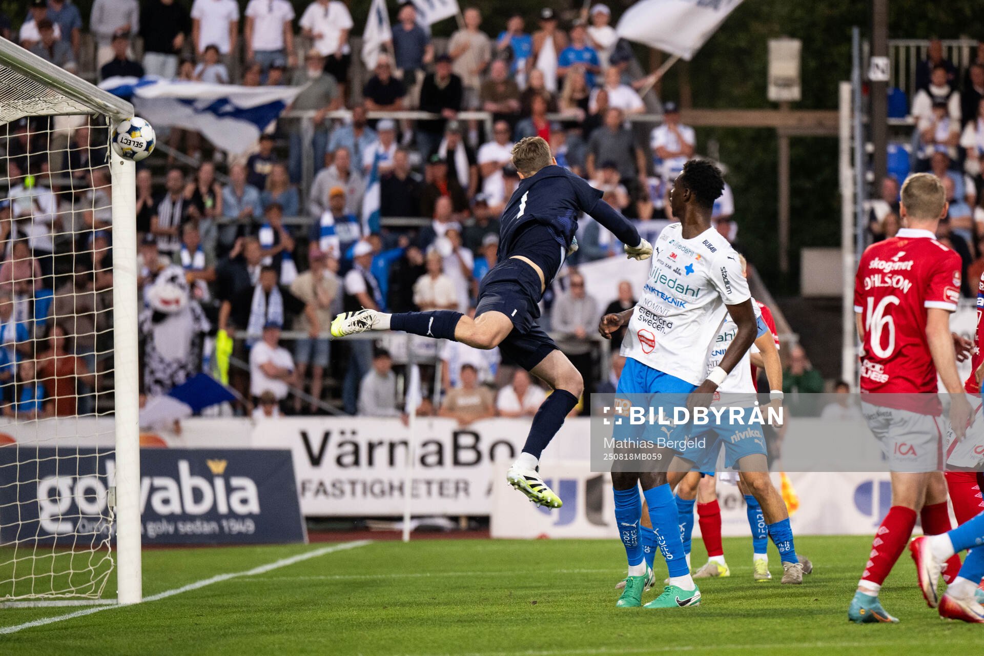 Värnamos målvakt Hugo Keto och Rufai Mohammed släpper in