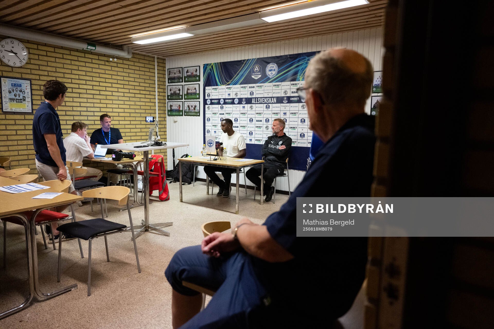 Degerfors tränare Henok Goitom och Värnamos tränare Arne