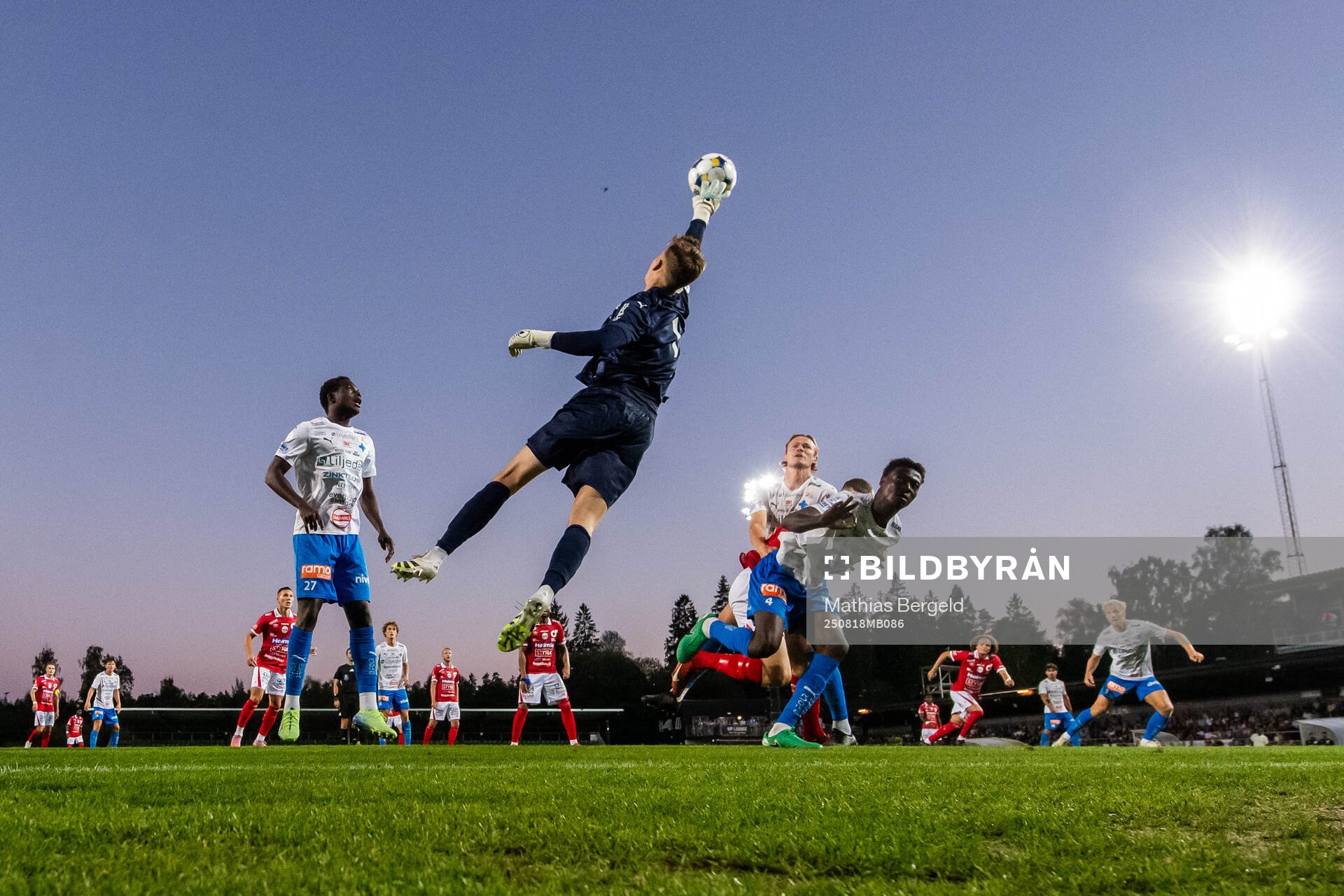 Värnamos Souleymane Coulibaly ser målvakt Hugo Keto