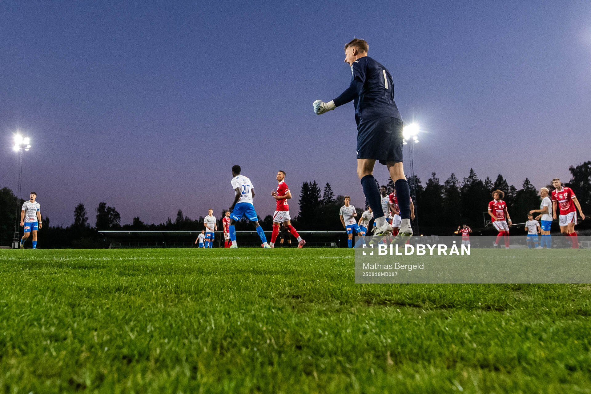 Värnamos målvakt Hugo Keto jublar