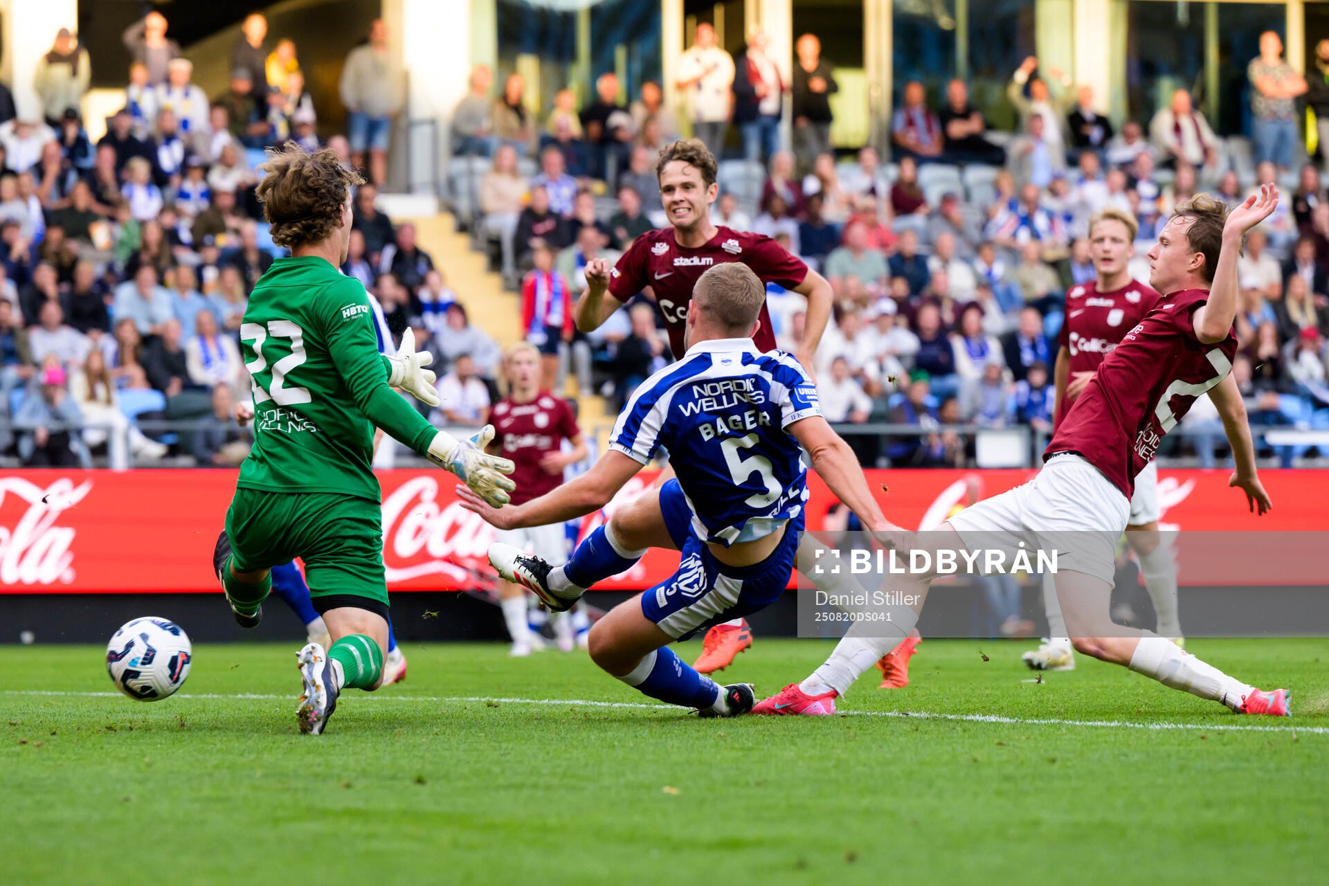 IFK Göteborgs Jonas Bager gör 0-3 på Qvidings målvakt
