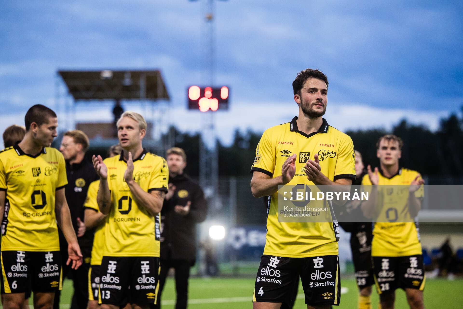 Elfsborgs Daniel Granli  applåderar publiken