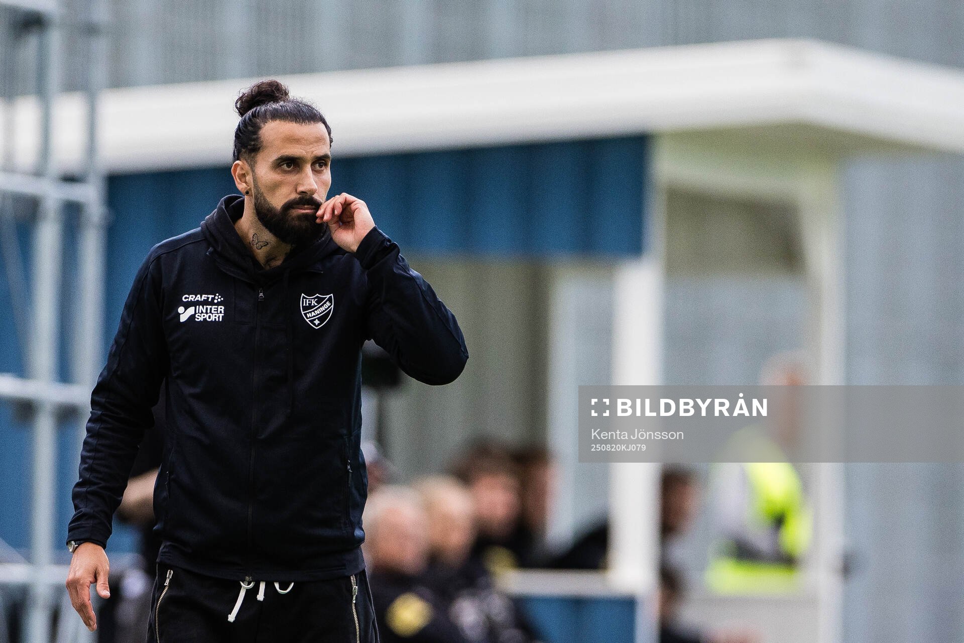 Haninges tränare Erkan Zengin deppar