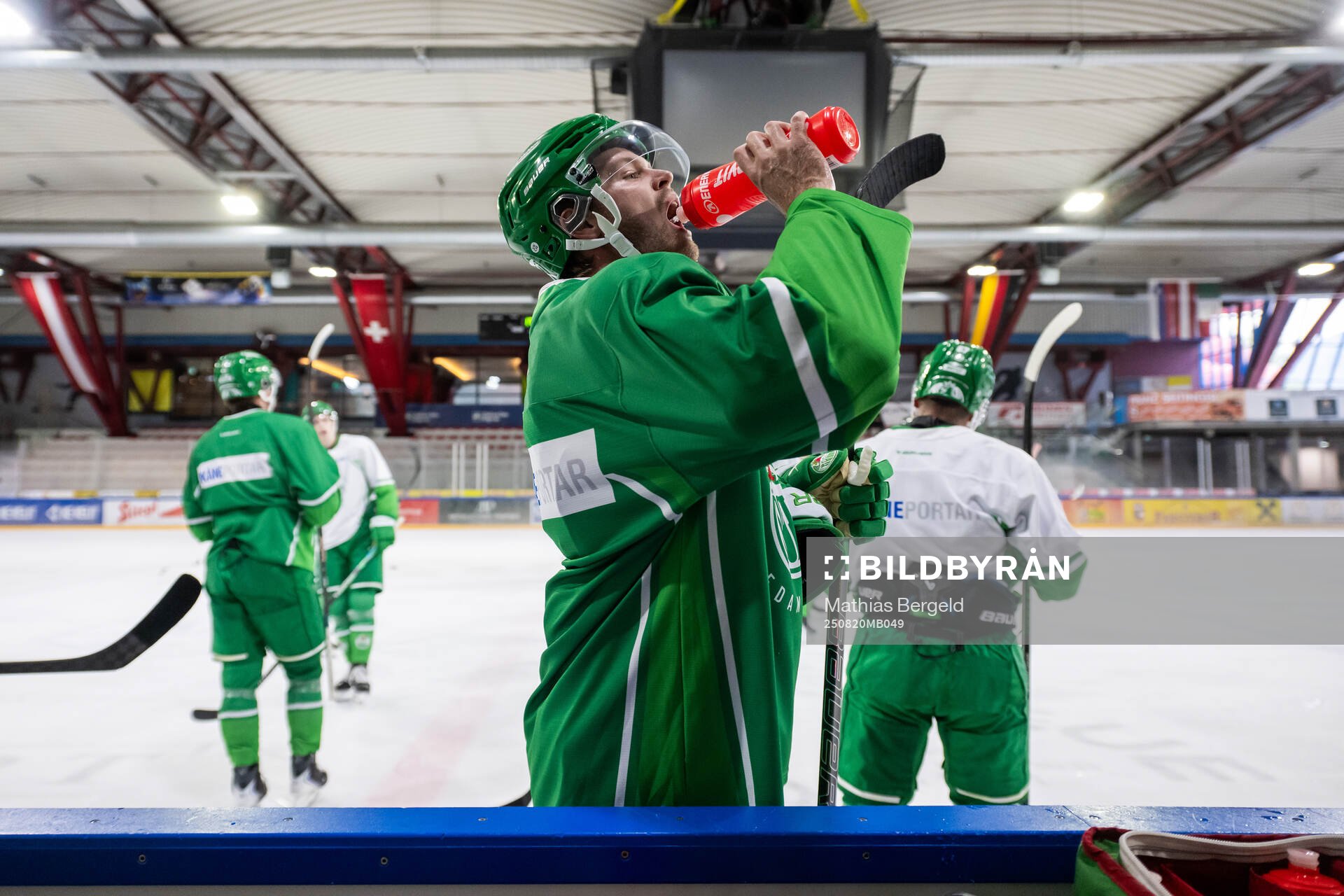 Filip Johansson dricker vatten