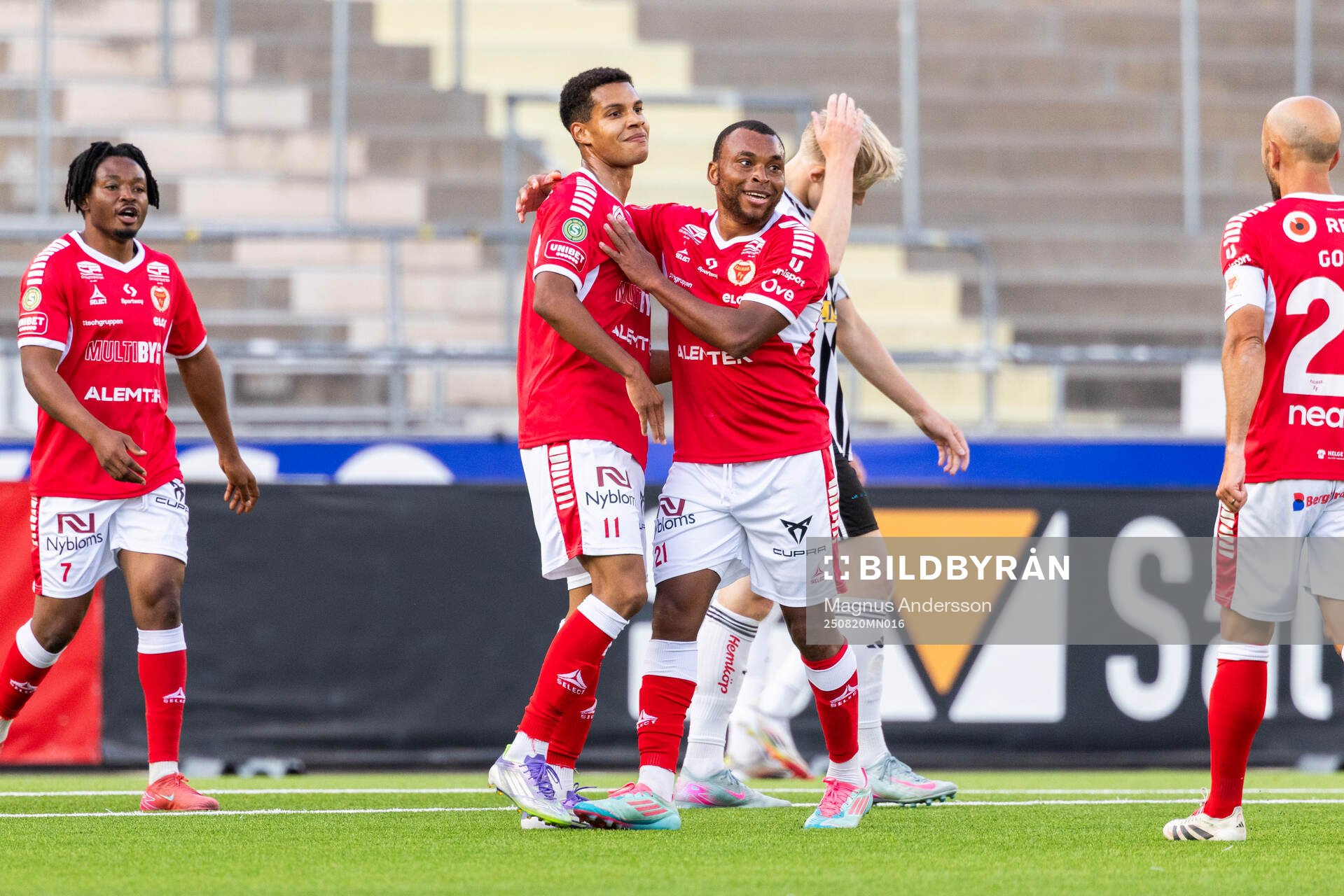 Kalmars Anthony Olusanya och Abdussalam Magashy jublar