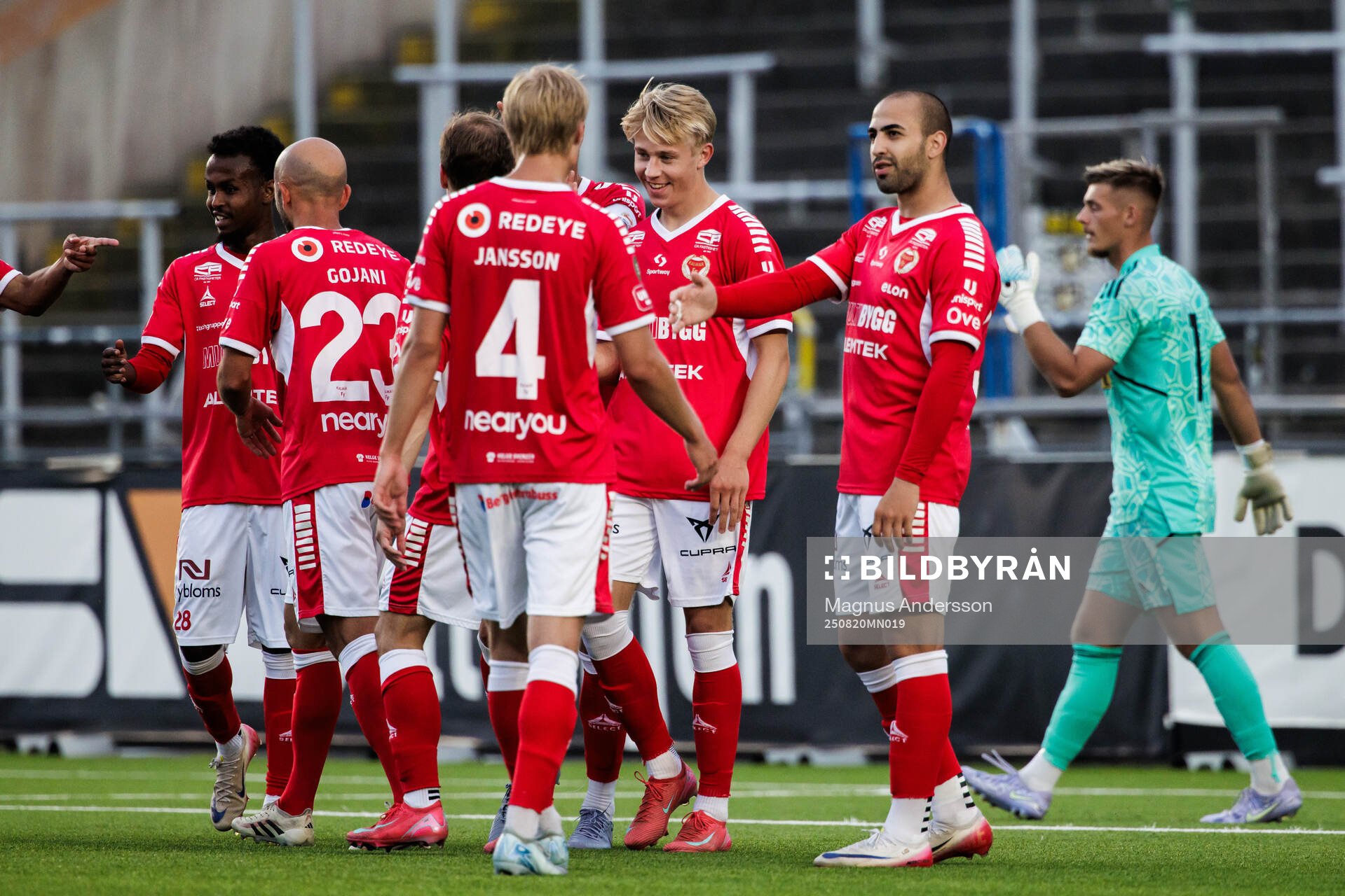 Kalmars Charlie Rosenqvist jublar med lagkamrater