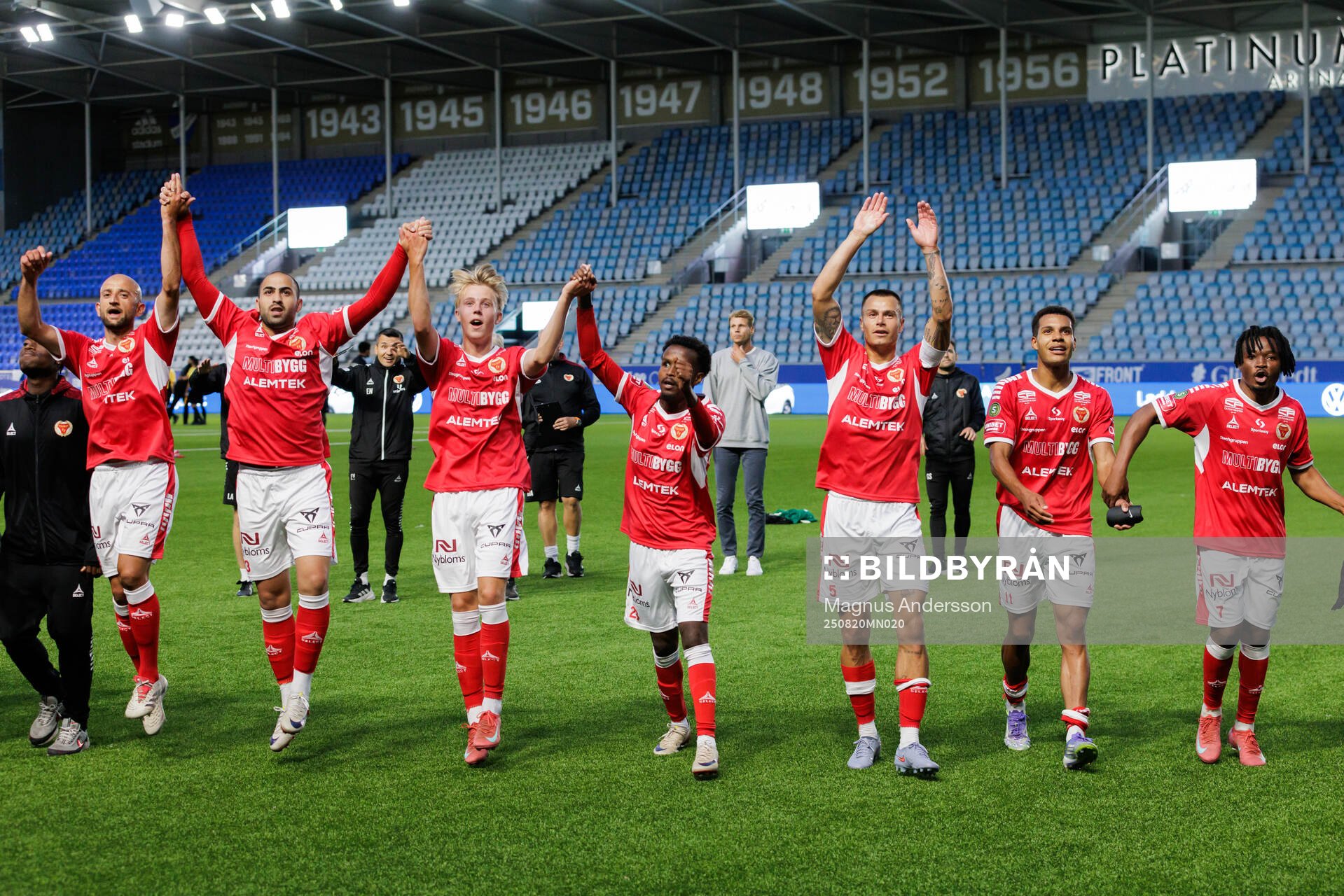 Kalmars spelare jublar