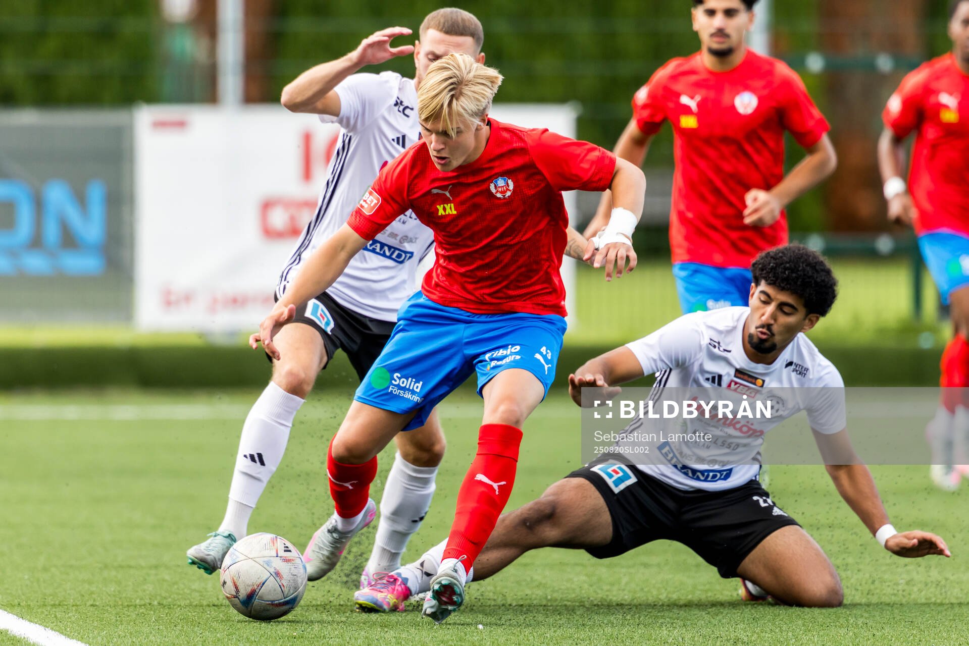 Helsingborgs Melvin Ahlqvist och Vänersborgs FKs Mustafa