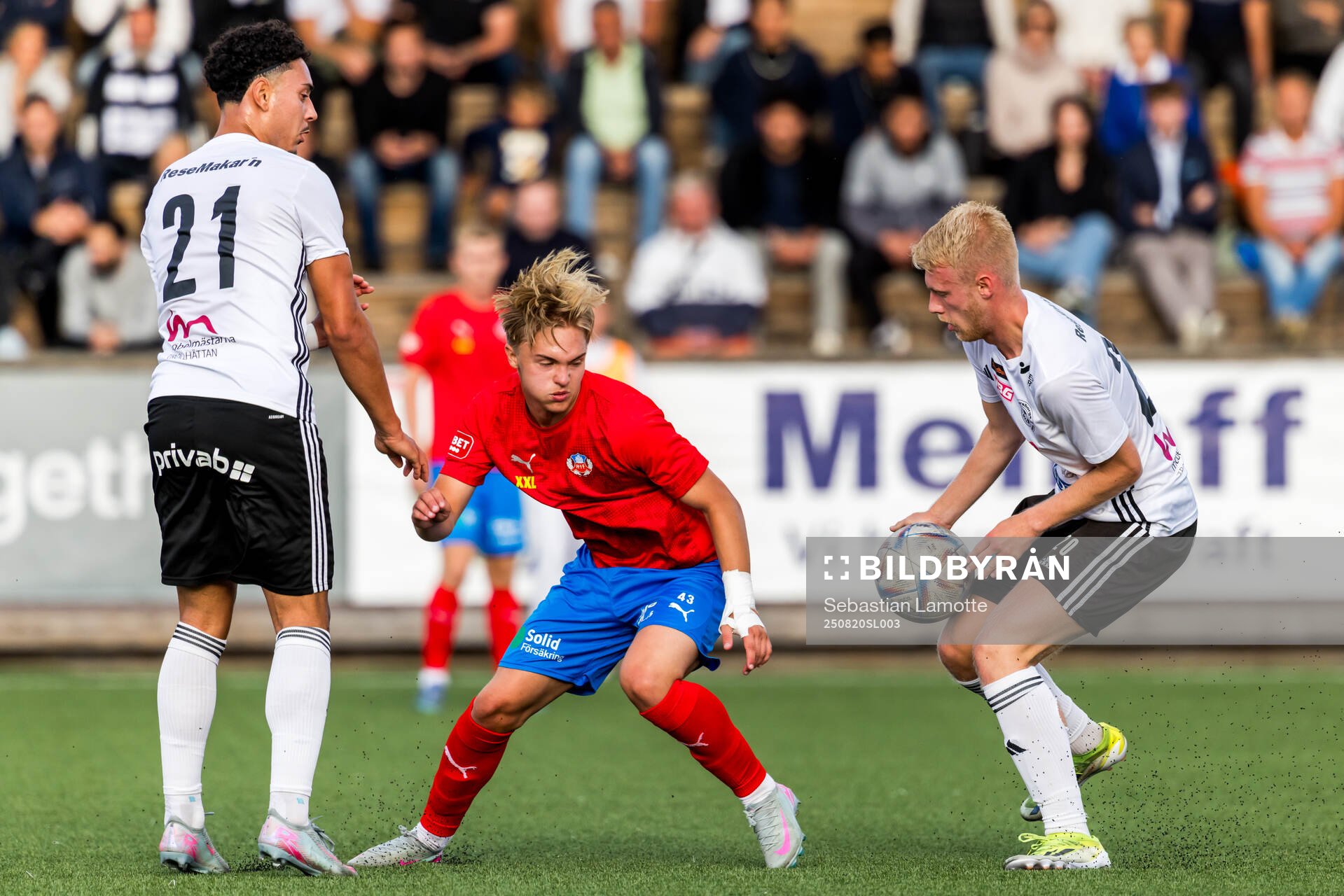Helsingborgs Melvin Ahlqvist  och Vänersborgs FKs Liam