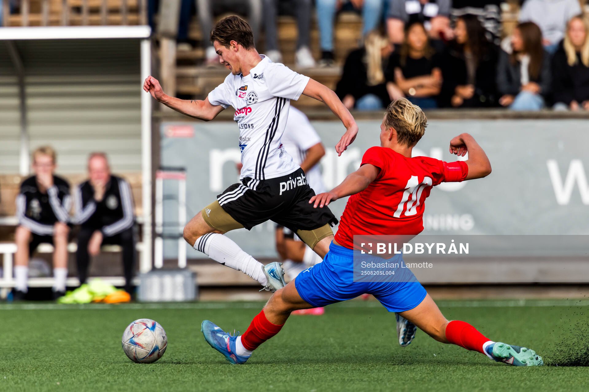 Vänersborgs FKs Noah Nilsson och Helsingborgs Max Svensson
