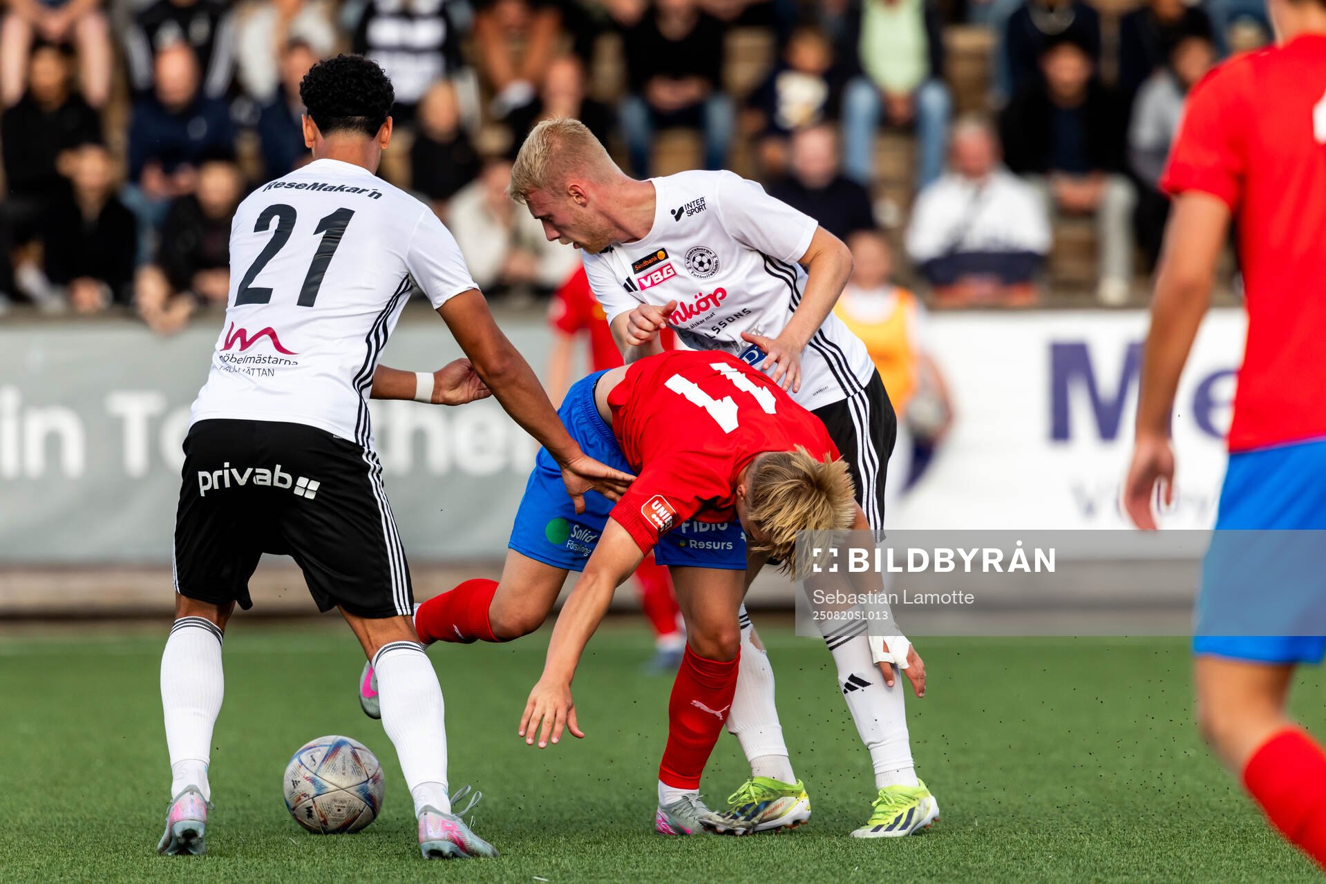 Vänersborgs FKs Liam Röhne  och Helsingborgs Melvin