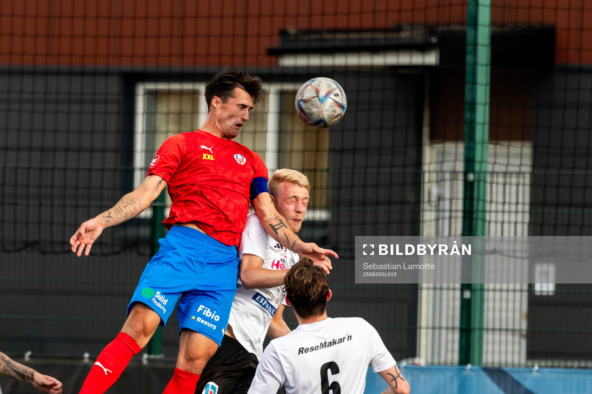 Helsingborgs Jon Birkfeldt och Vänersborgs FKs Liam Röhne