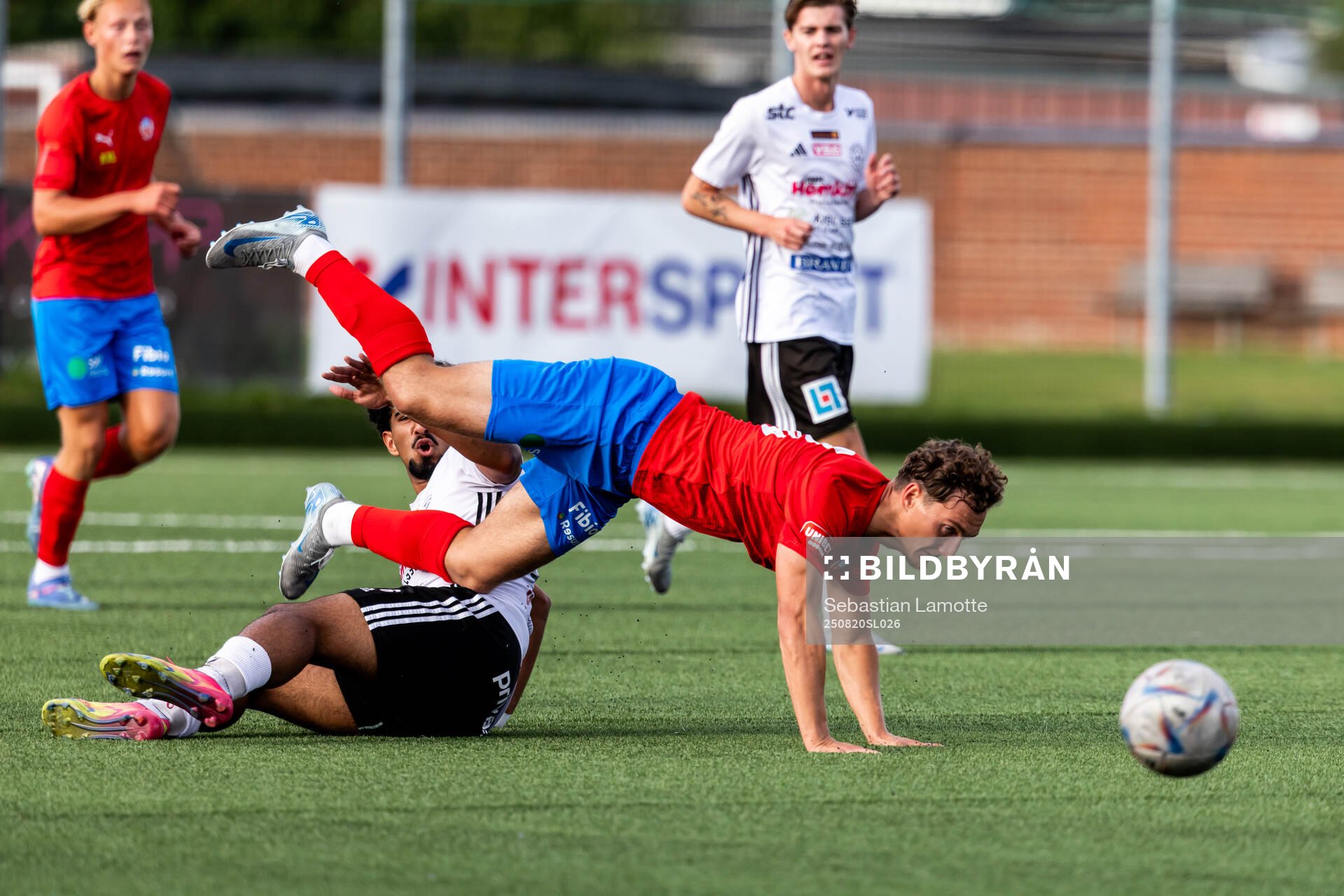 Vänersborgs FKs Mustafa Alkhafaji och Helsingborgs Casper
