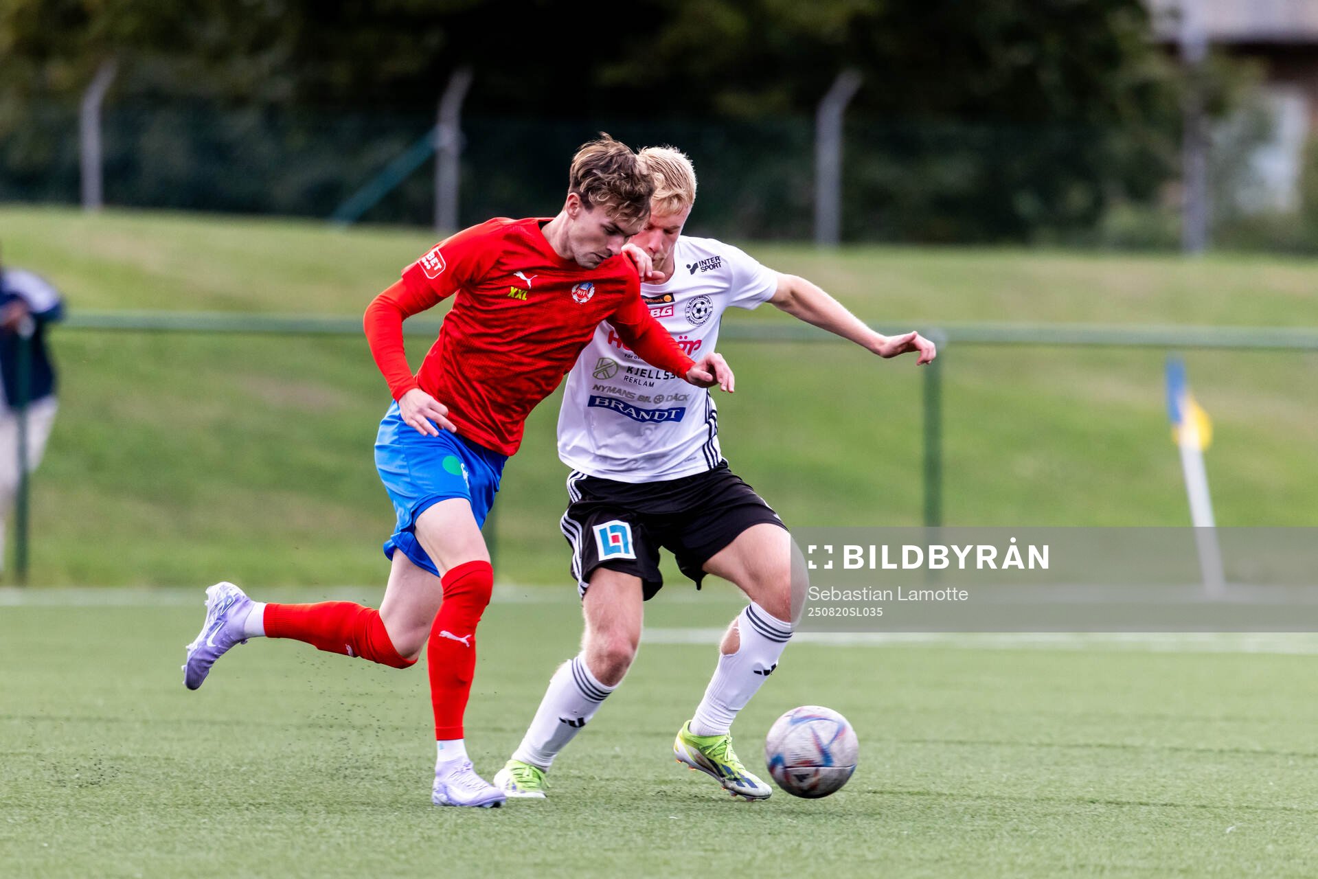 Helsingborgs Alexander Johansson och Vänersborgs FKs Liam