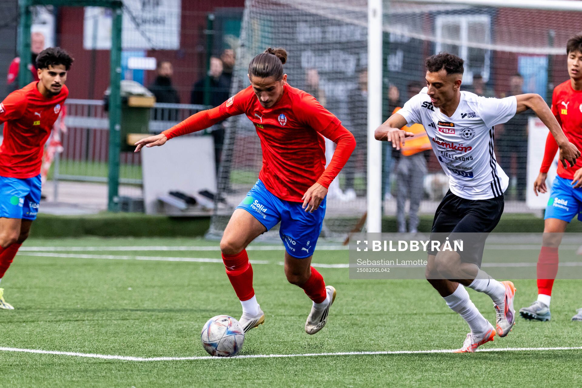 Helsingborgs Ervin Gigovic och Vänersborgs FKs Fadi Halawi