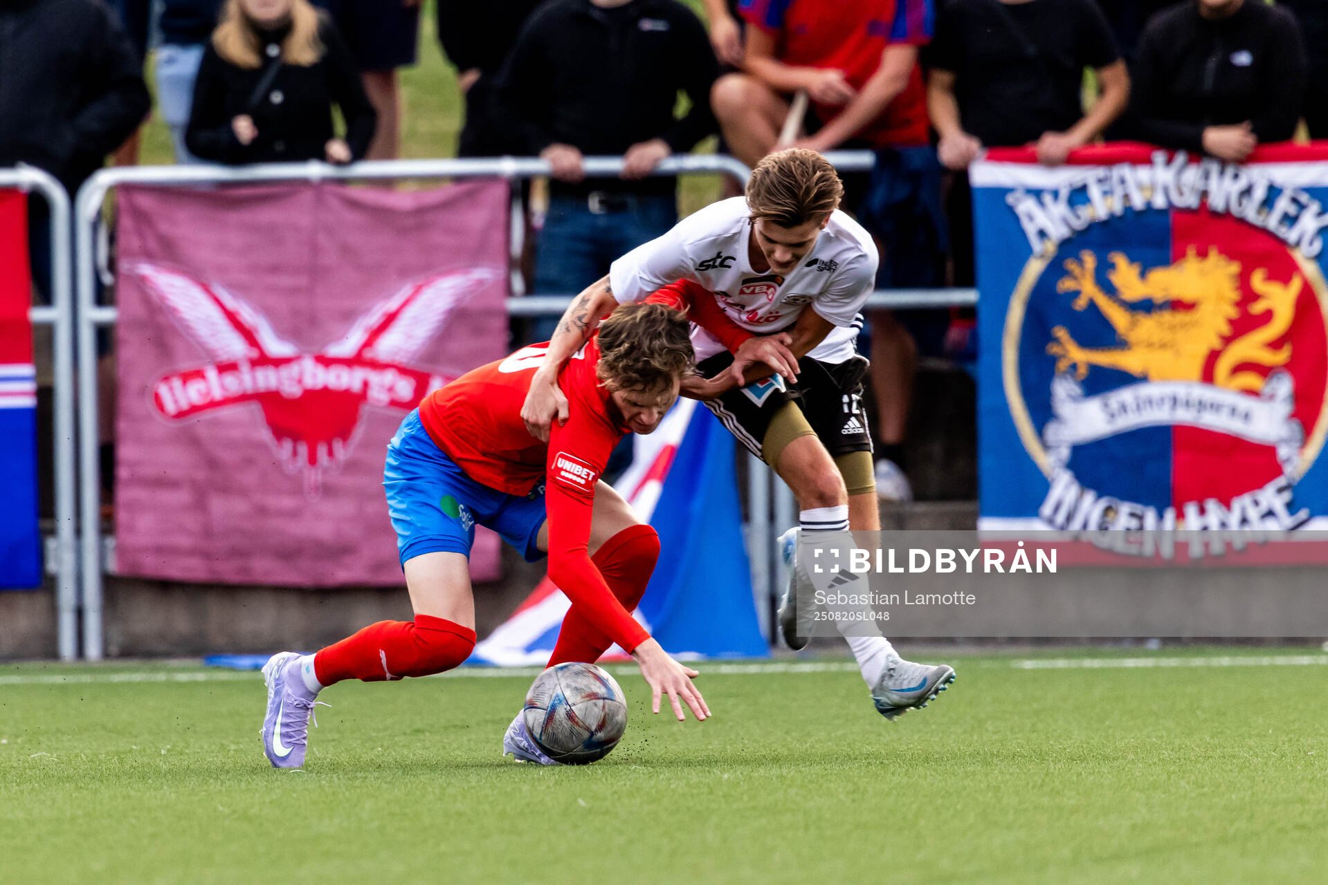 Helsingborgs Alexander Johansson och Vänersborgs FKs Noah
