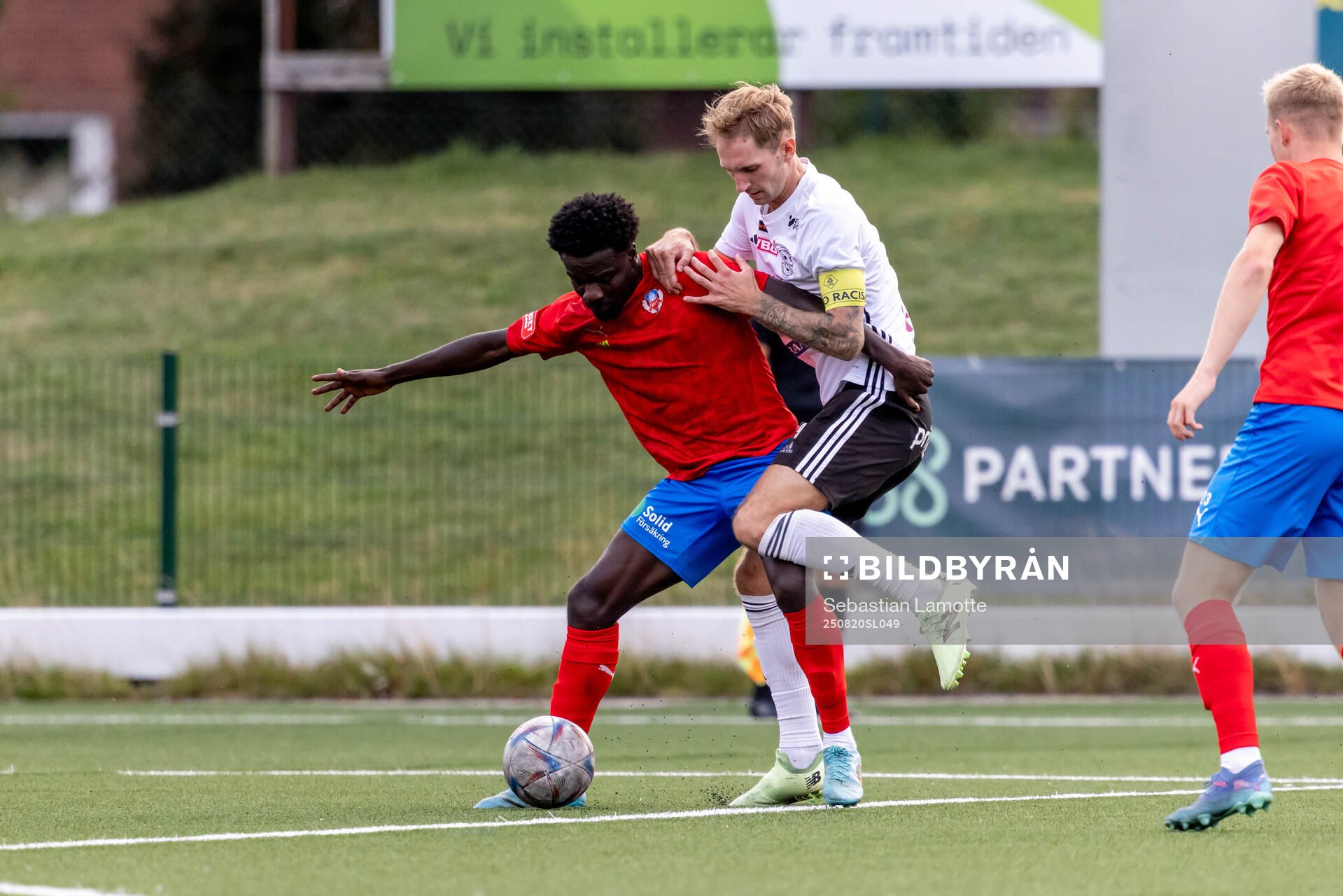Helsingborgs Samuel Asoma och Vänersborgs FKs Markus