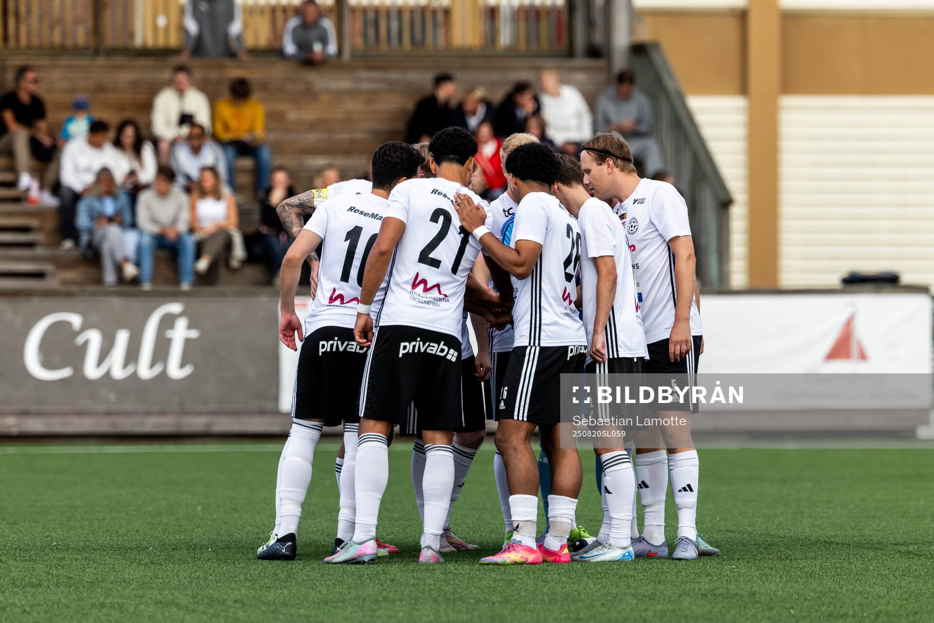 Vänersborgs FKs  spelare laddar för match