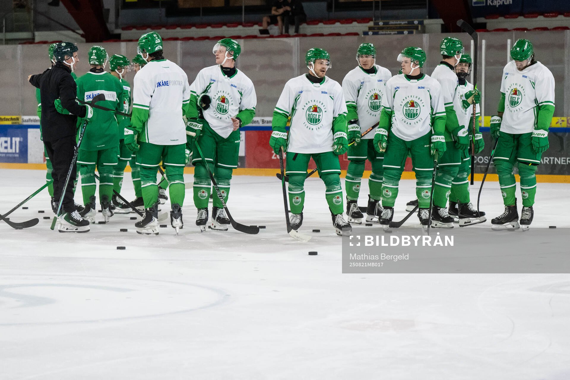 Spelare samlas