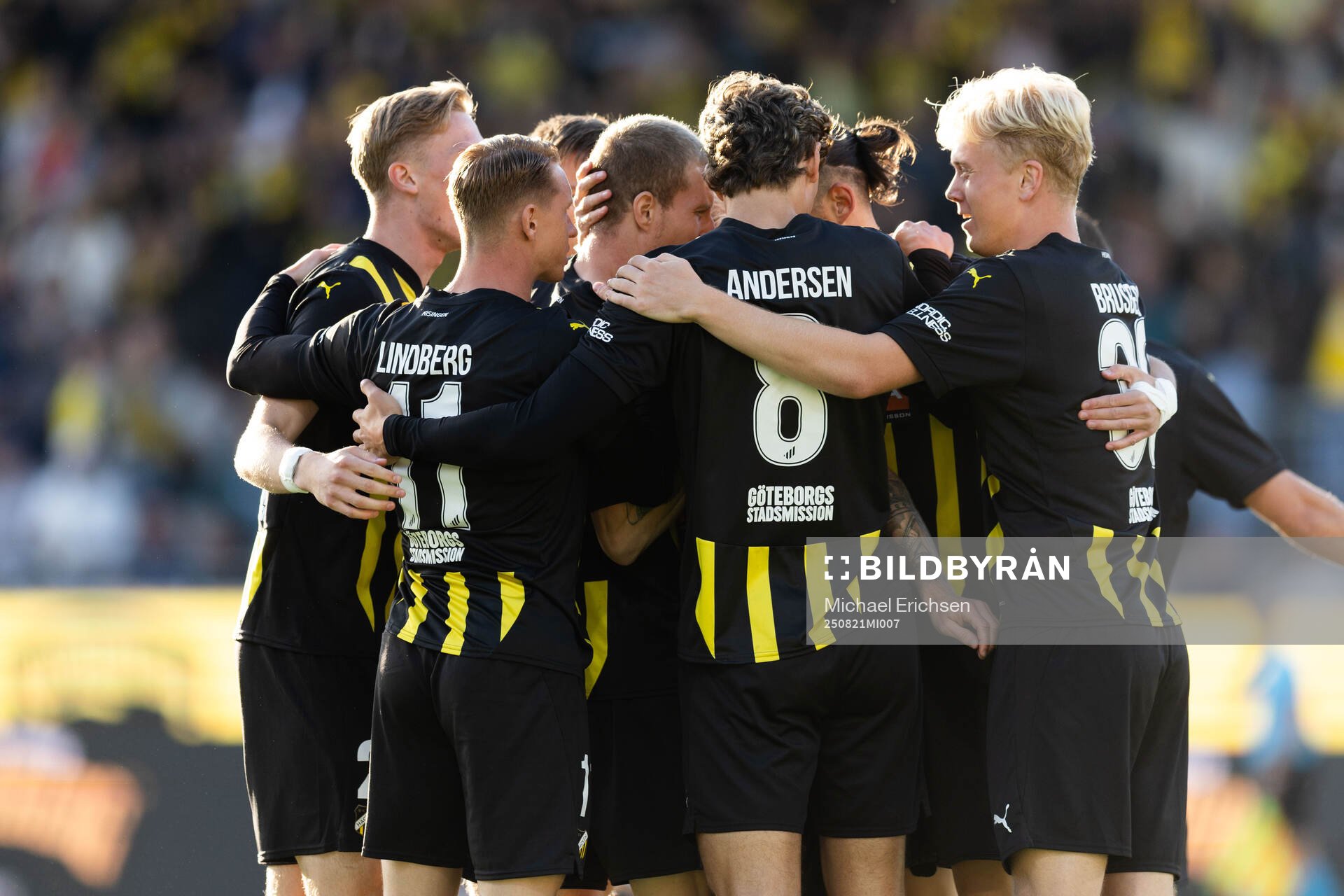 Simon Gustafson of Häcken celebrates with team mates