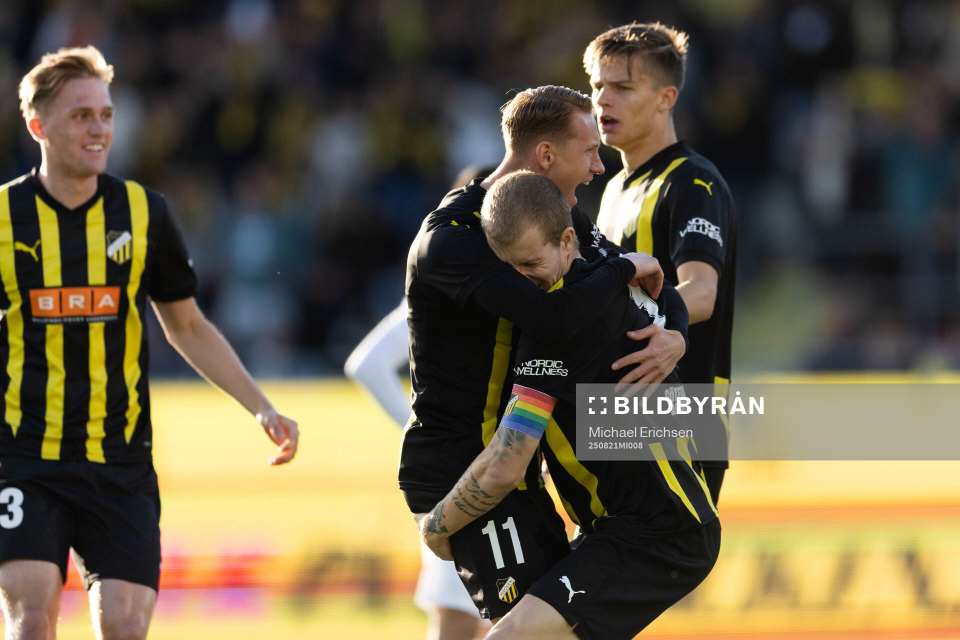 Simon Gustafson of Häcken celebrates with Julius Lindberg