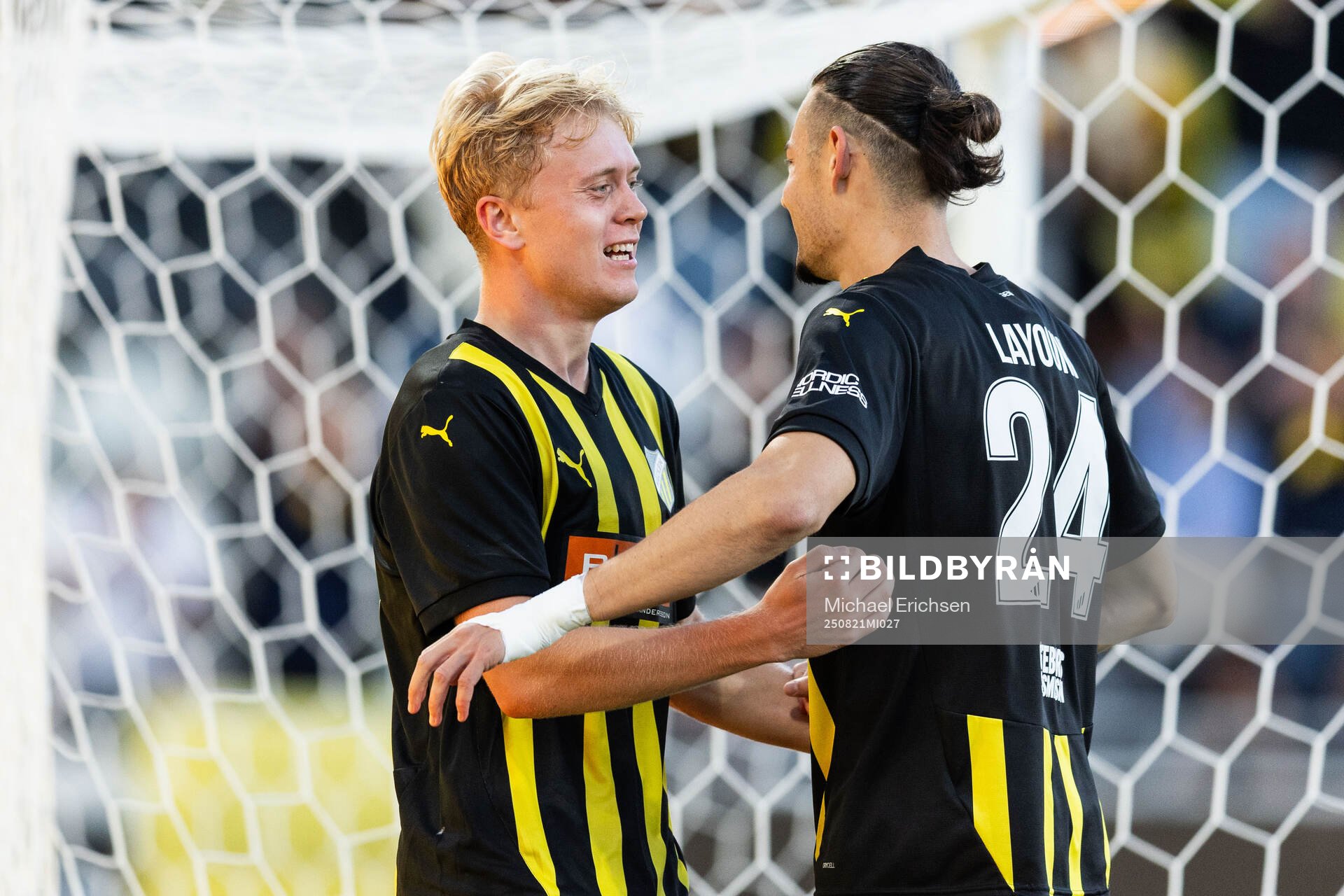 Isak Brusberg of Häcken celebrates with Amor Layouni