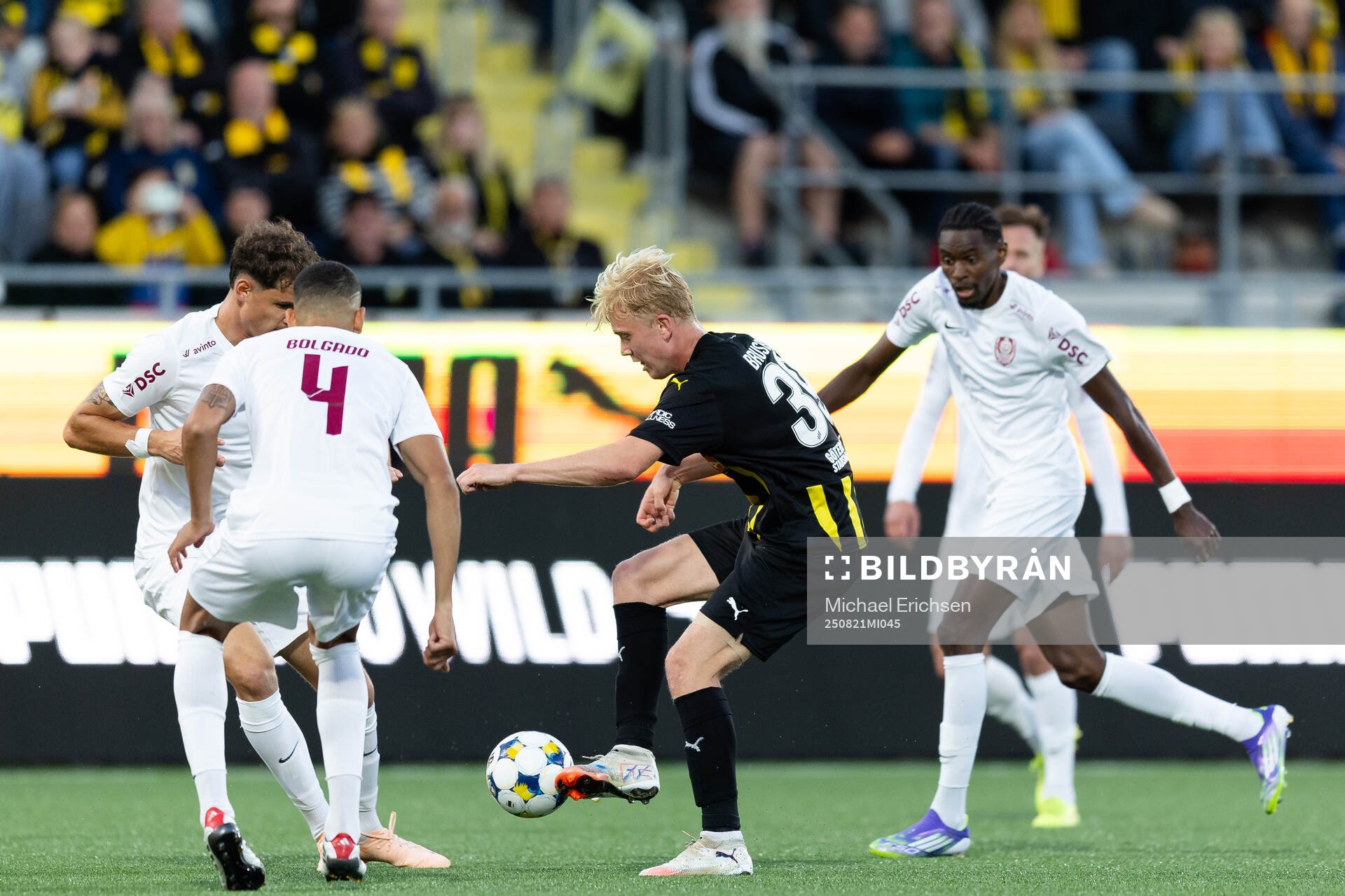 Isak Brusberg of Häcken and Leo Bolgado of CFR Cluj