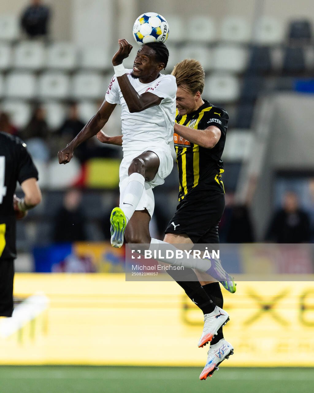 Beni Nkololo of CFR Cluj and Sigge Jansson of Häcken