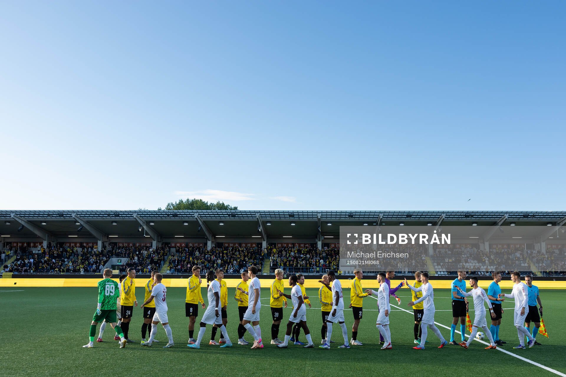 Players of Häcken and of CFR Cluj