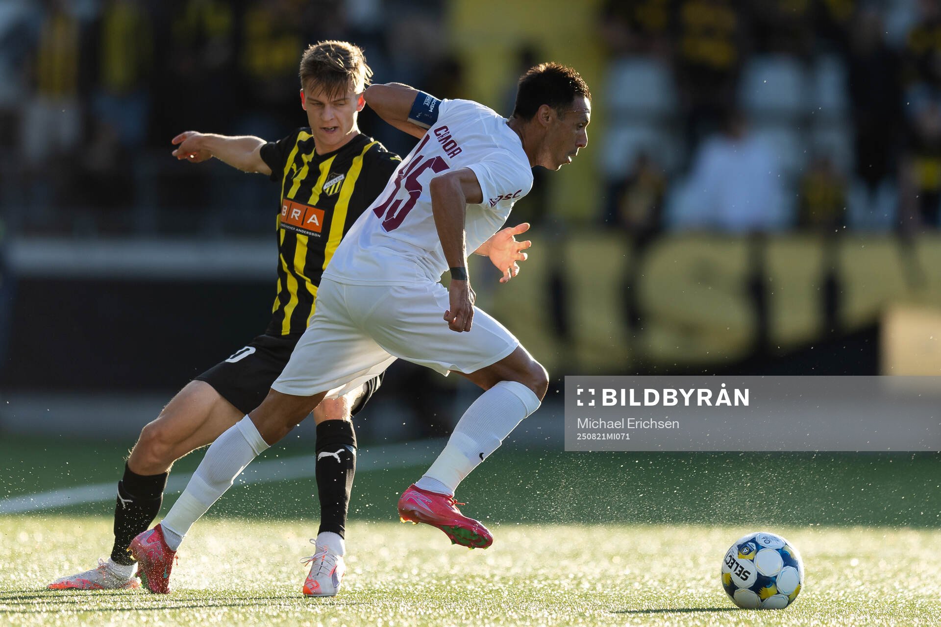 Adrian Svanbäck of Häcken and Camora of CFR Cluj