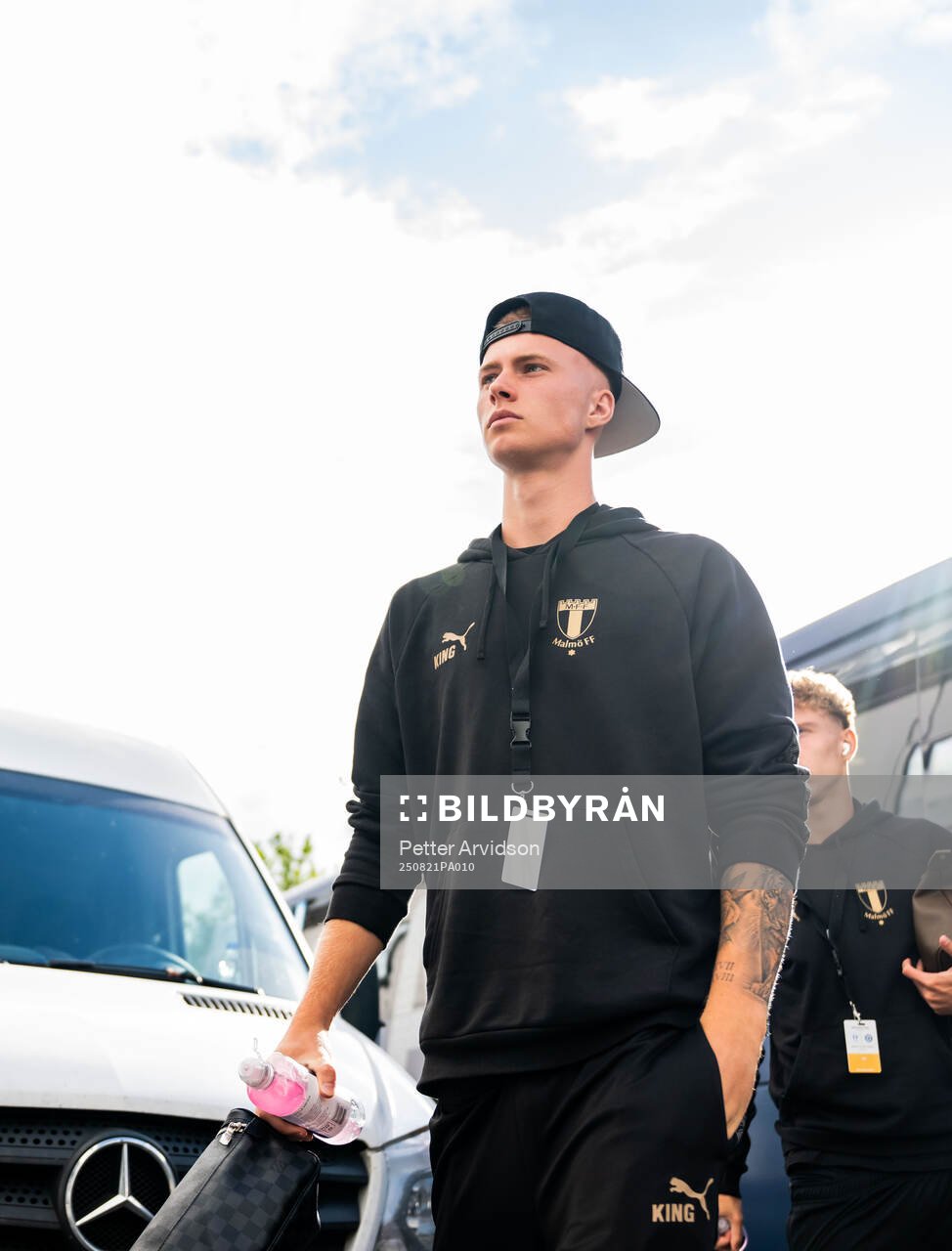 Daniel Gudjohnsen of Malmö FF arrives at the stadium