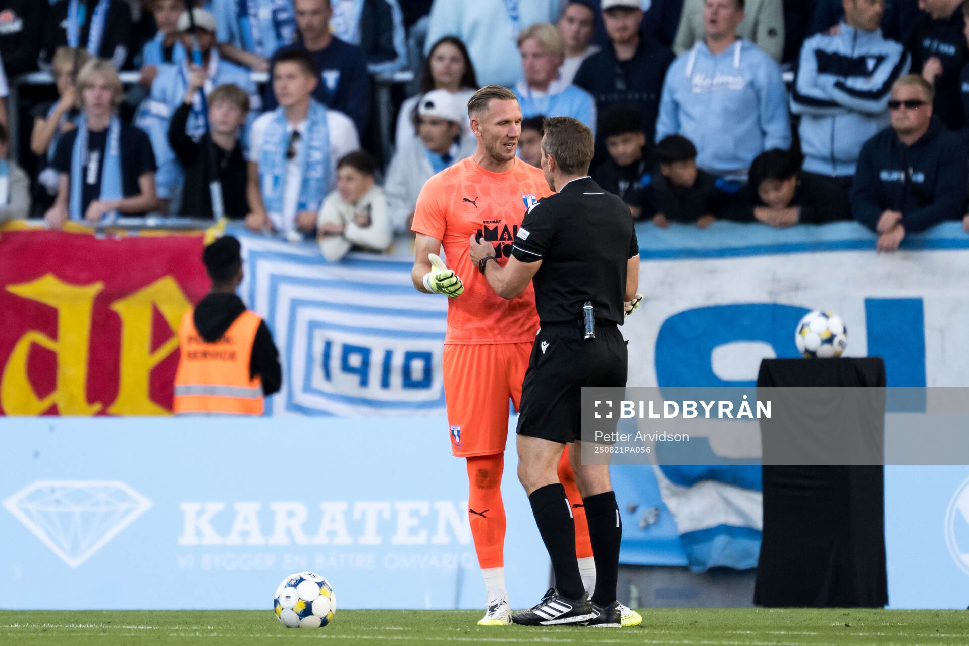 Robin Olsen of Malmö FF and referee Tobias Stieler