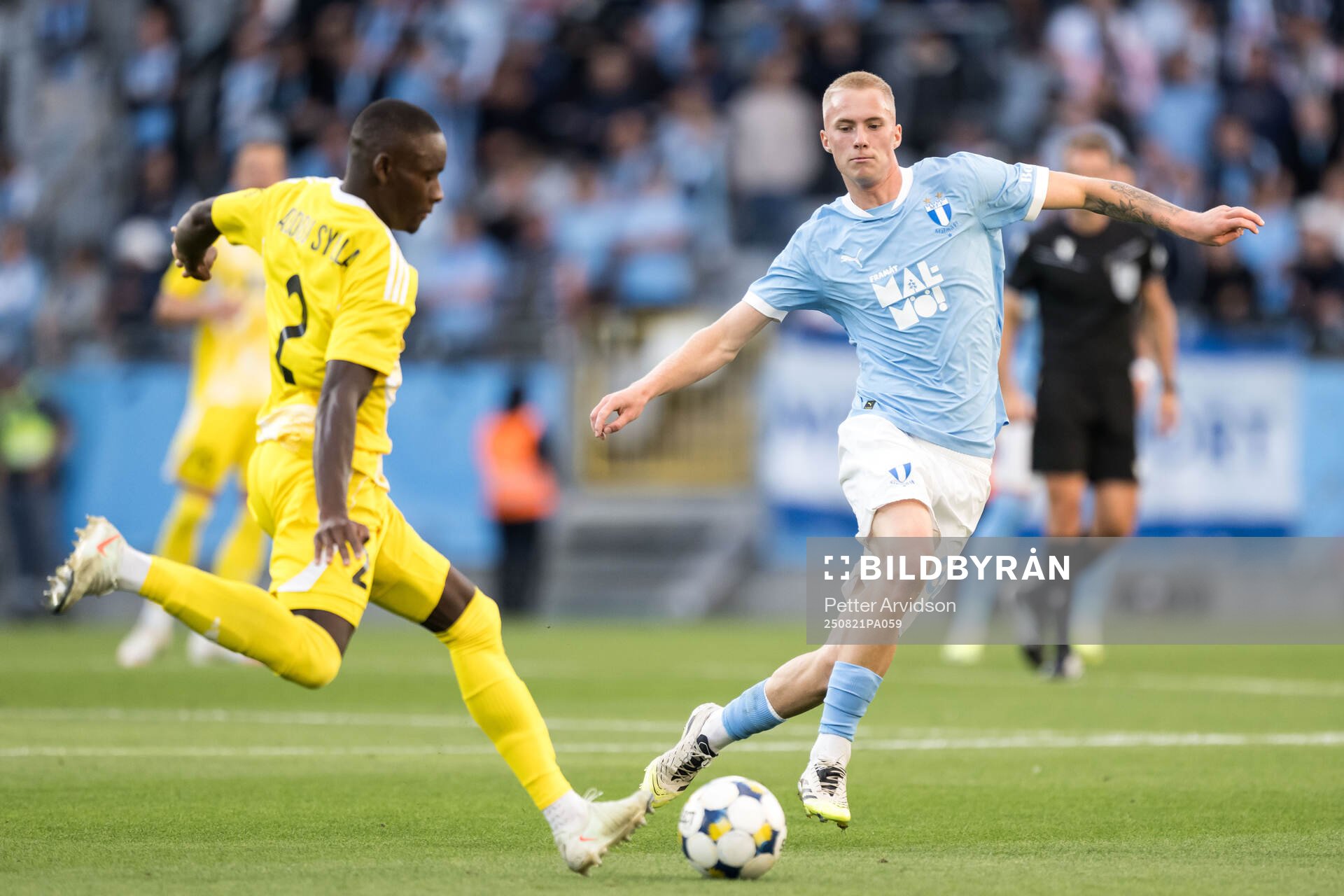 Abdoulaye Sylla of SK Sigma Olomouc and Daniel Gudjohnsen