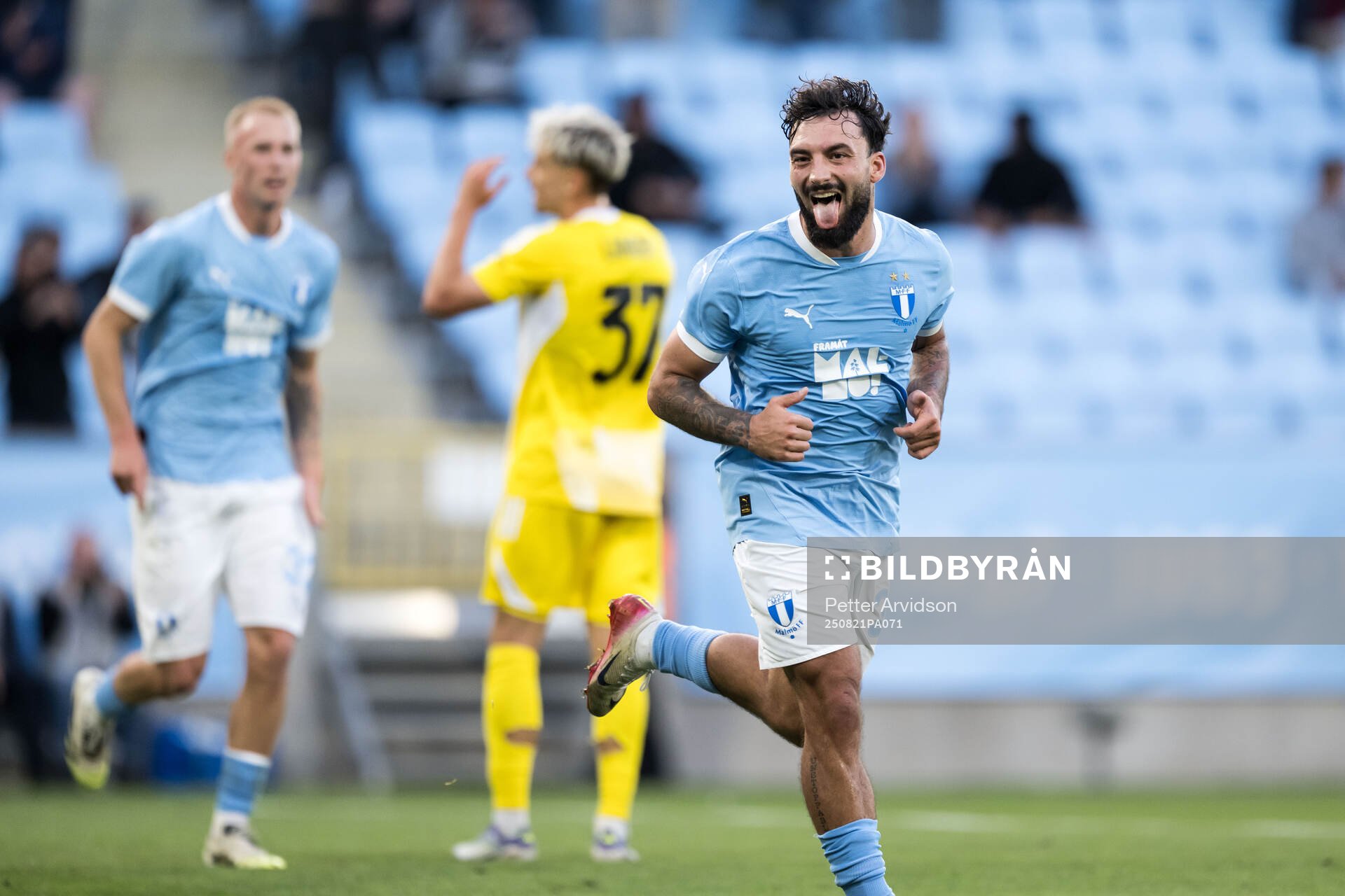 Sead Haksabanovic of Malmö FF celebrates