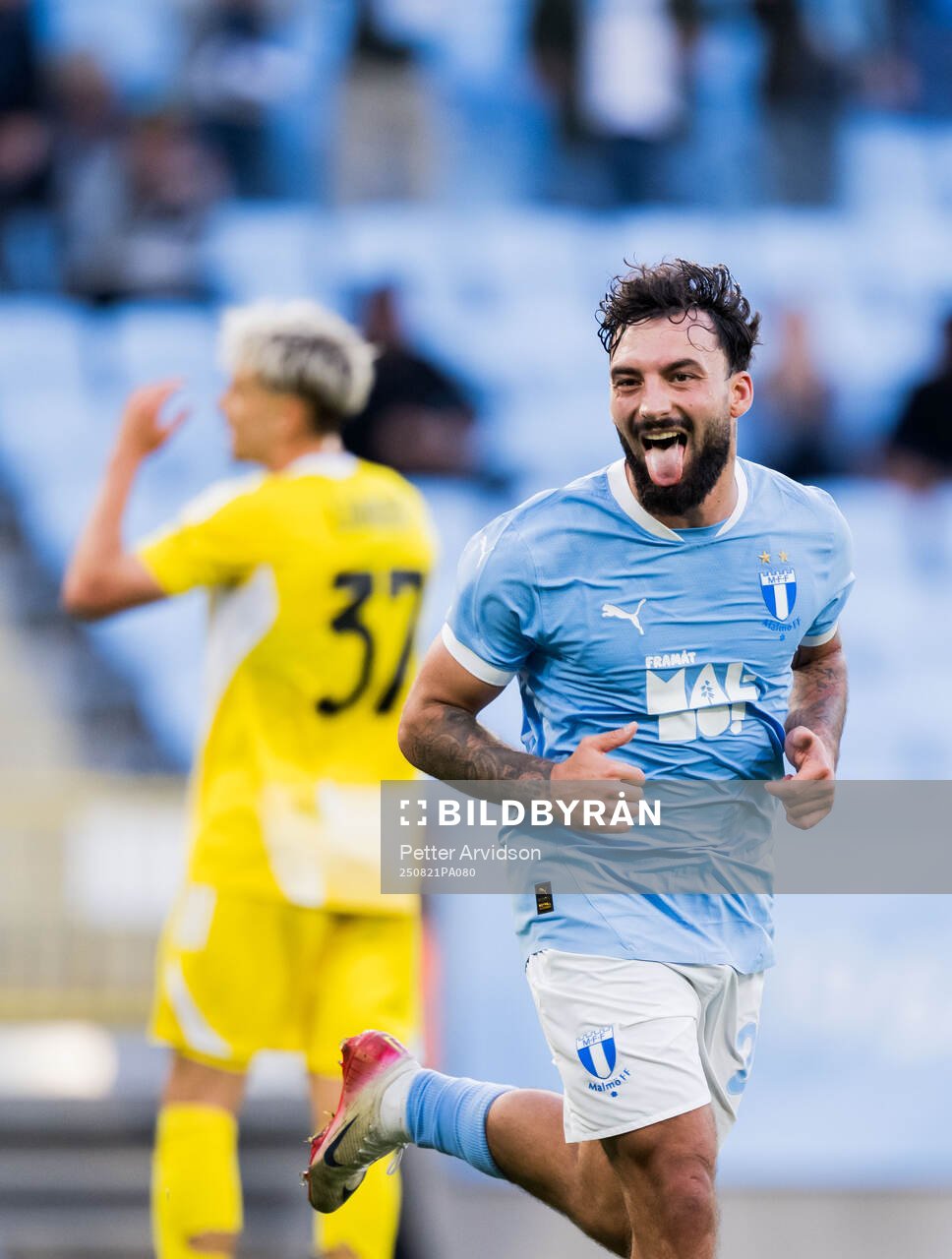 Sead Haksabanovic of Malmö FF celebrates