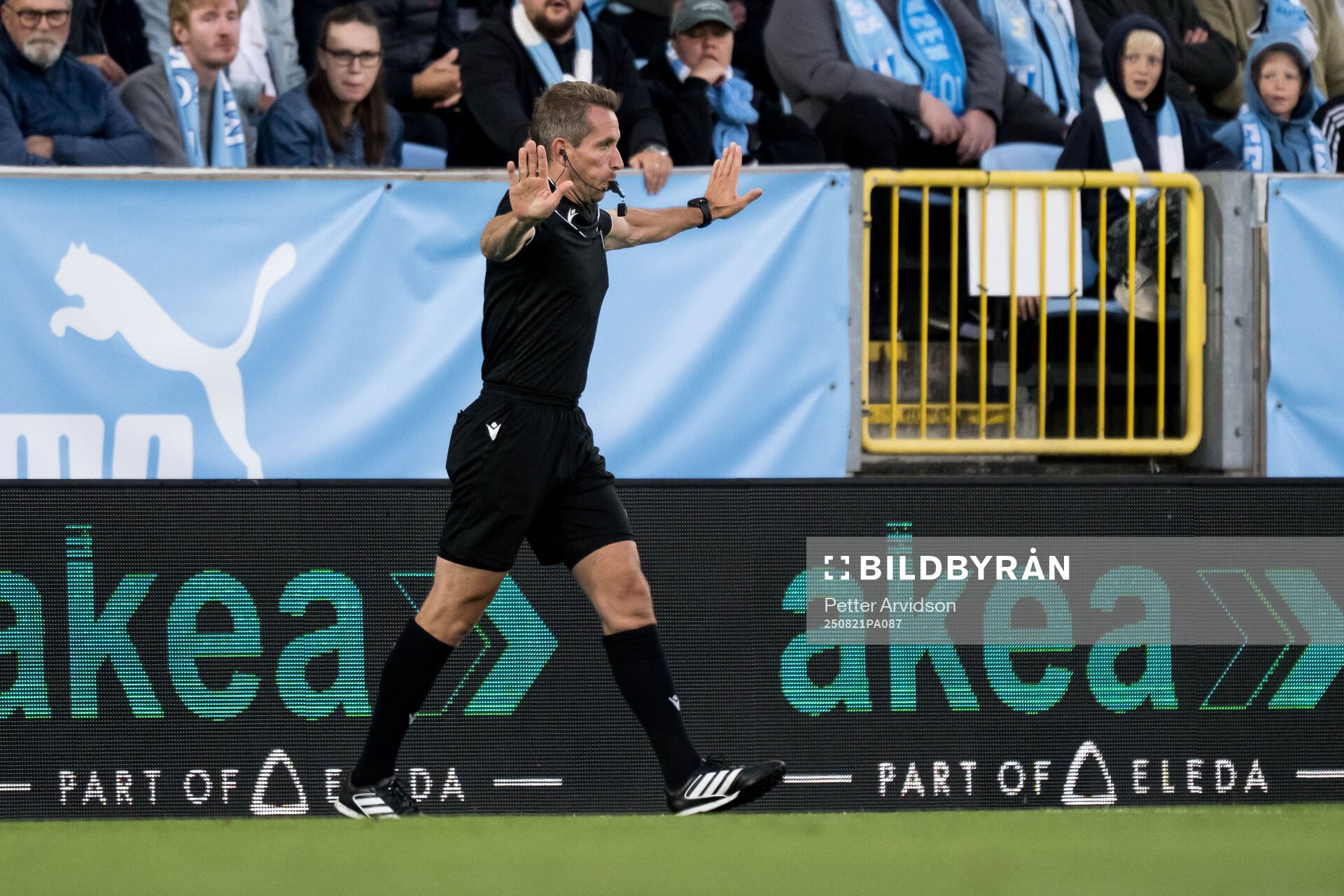 Referee Tobias Stieler