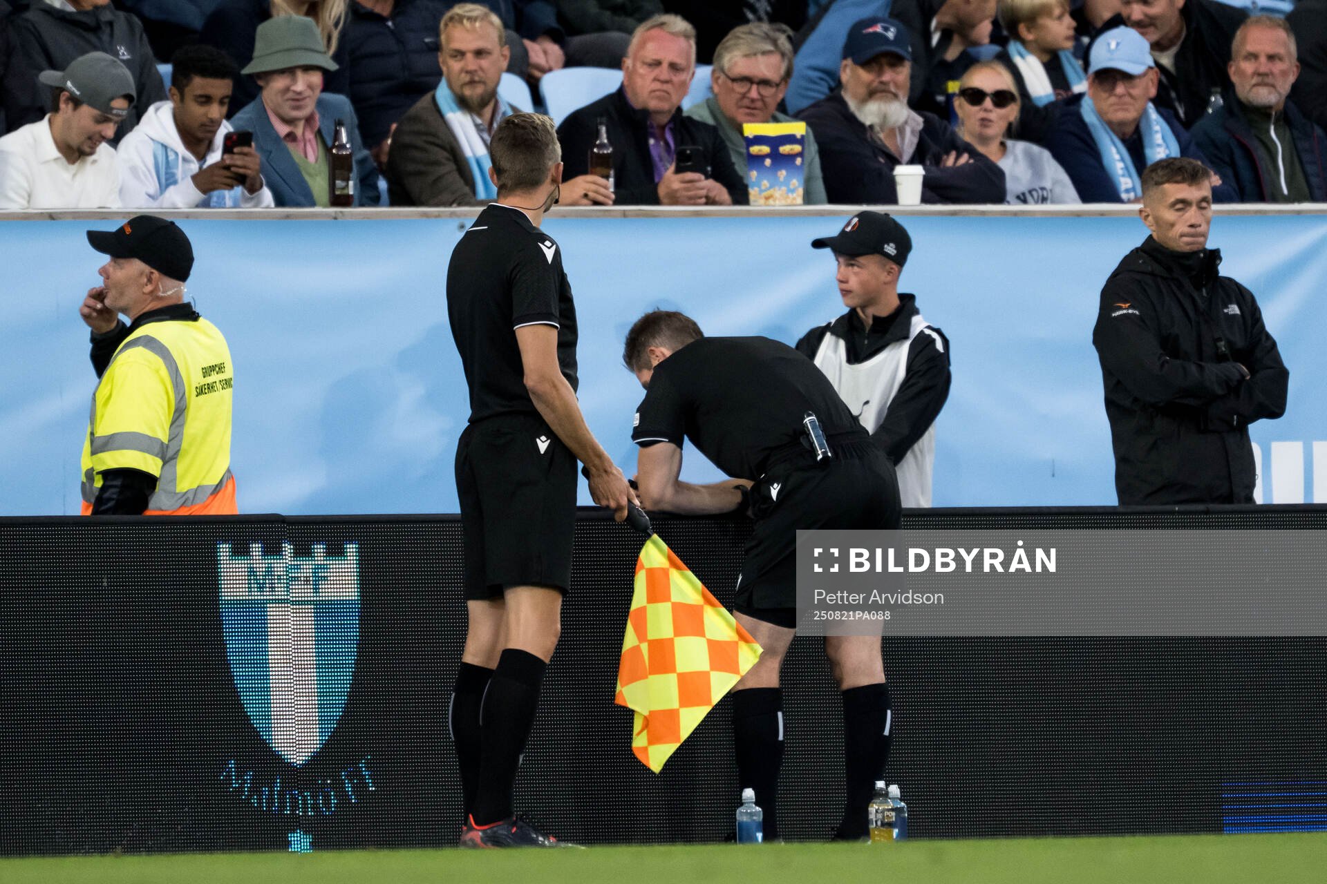 Referee Tobias Stieler at a VAR-check