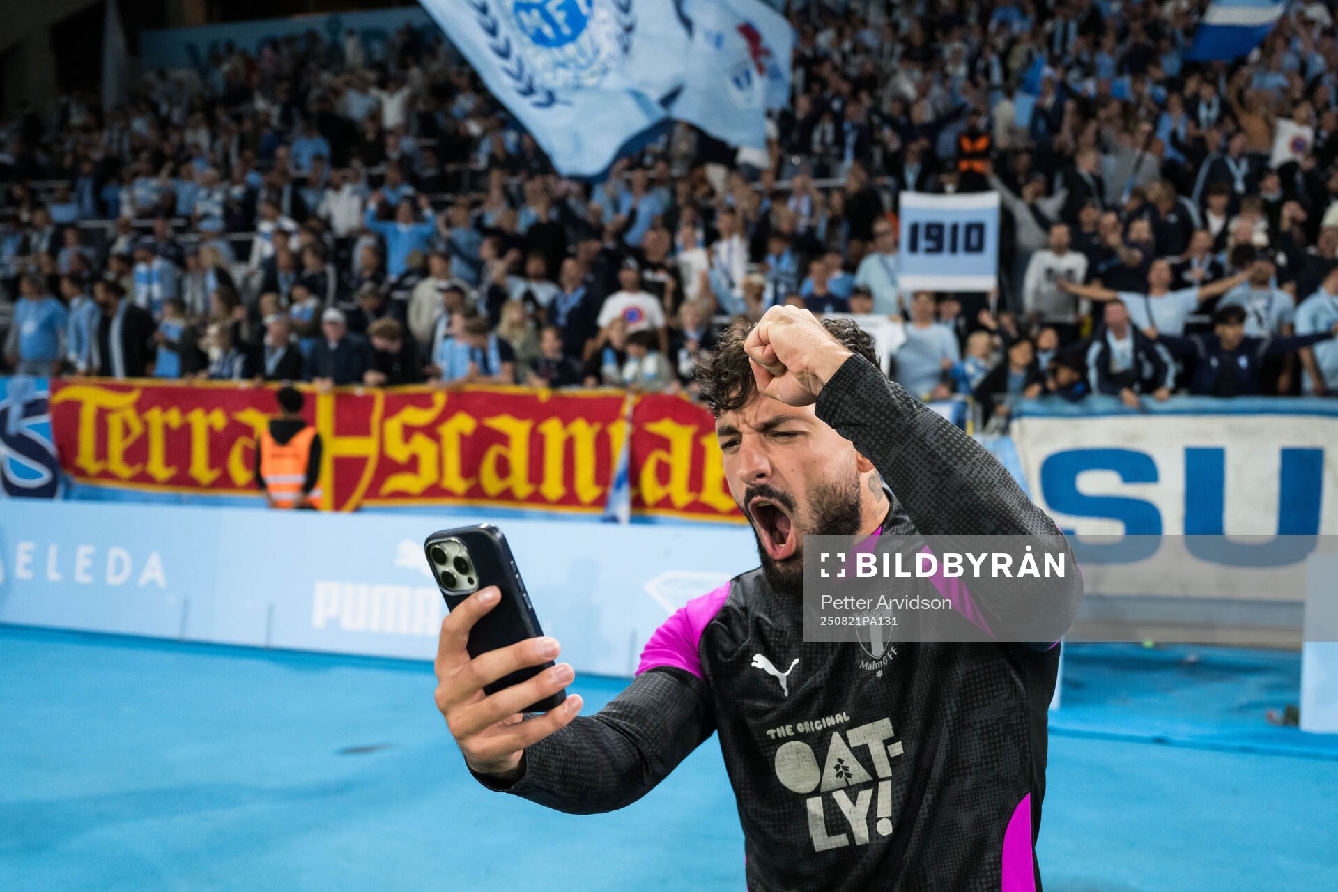 Sead Haksabanovic of Malmö FF celebrates