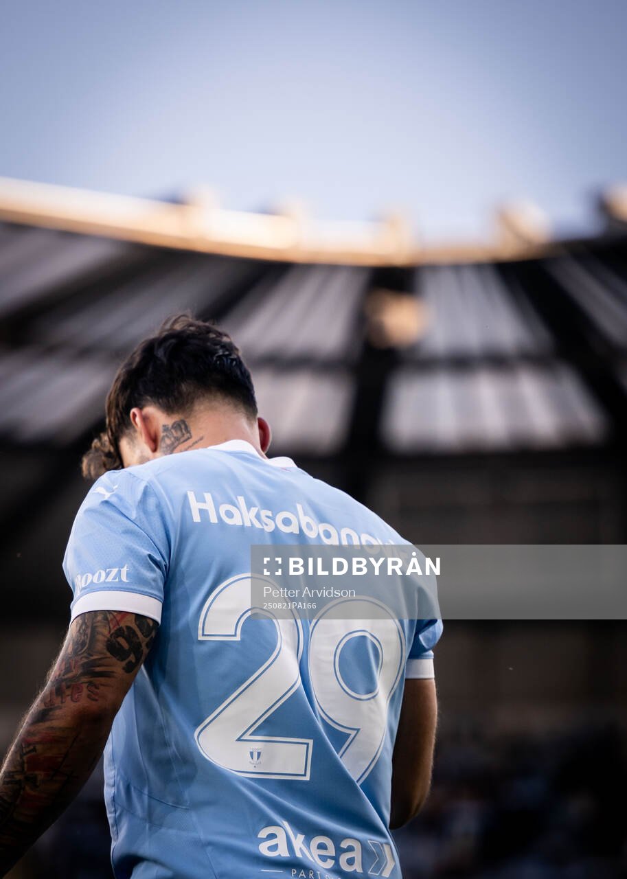 Sead Haksabanovic of Malmö FF enter the pitch