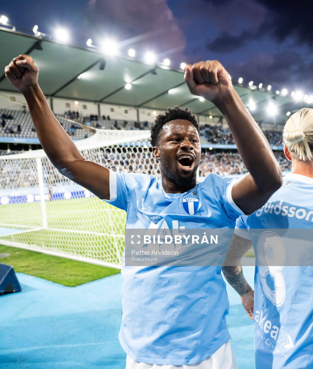 Emmanuel Ekong of Malmö FF celebrates