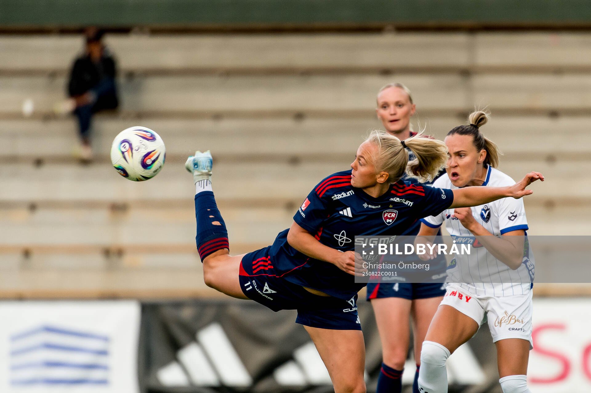 Rosengårds Molly Johansson och Växjö DFFs Larkin Russel