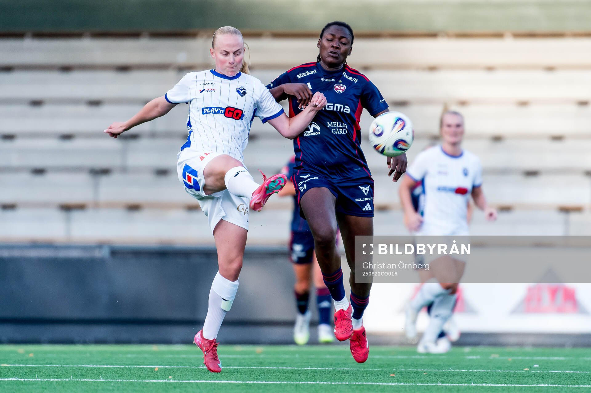 Växjö DFFs Ebba Wieder och Rosengårds Anam Imo