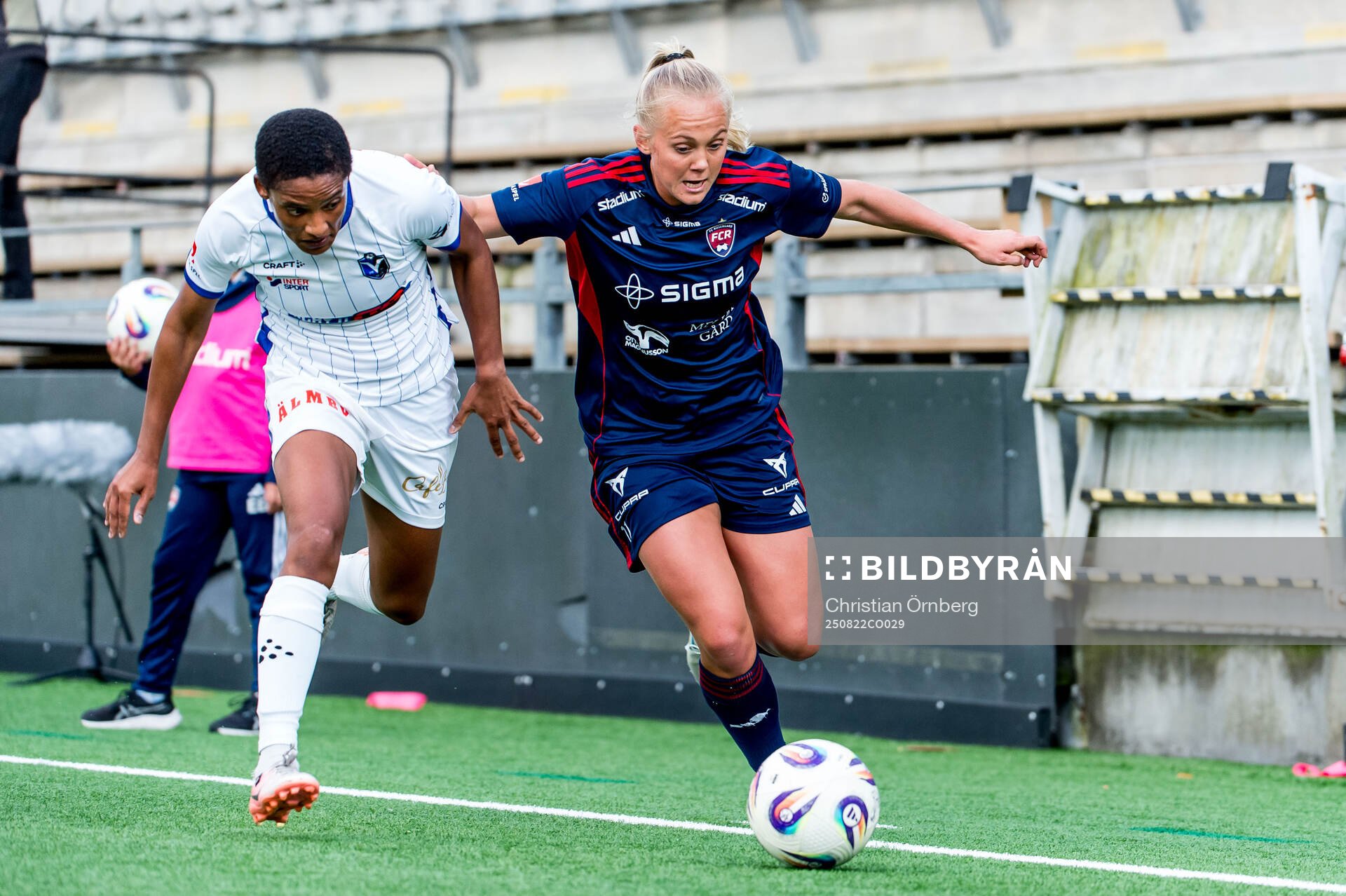Växjö DFFs Eva Dessislava Dupuy och Rosengårds Molly