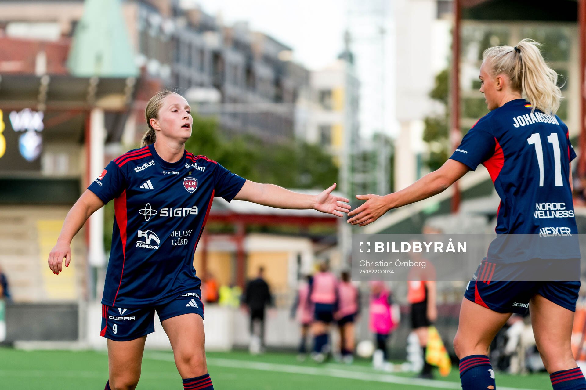 Rosengårds Hanna Andersson och Molly Johansson jublar