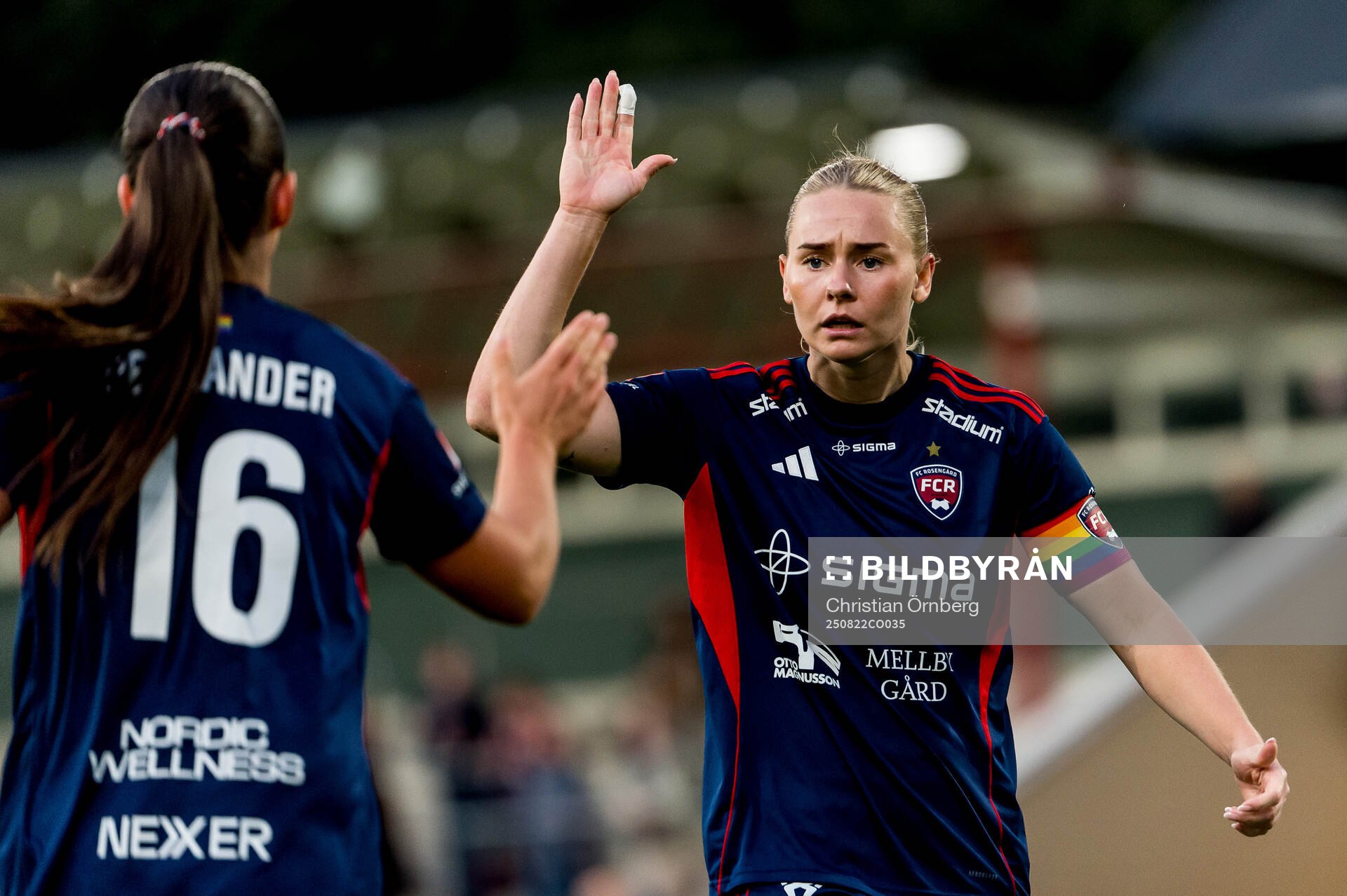 Rosengårds Emilia Pelgander och Emma Jansson jublar