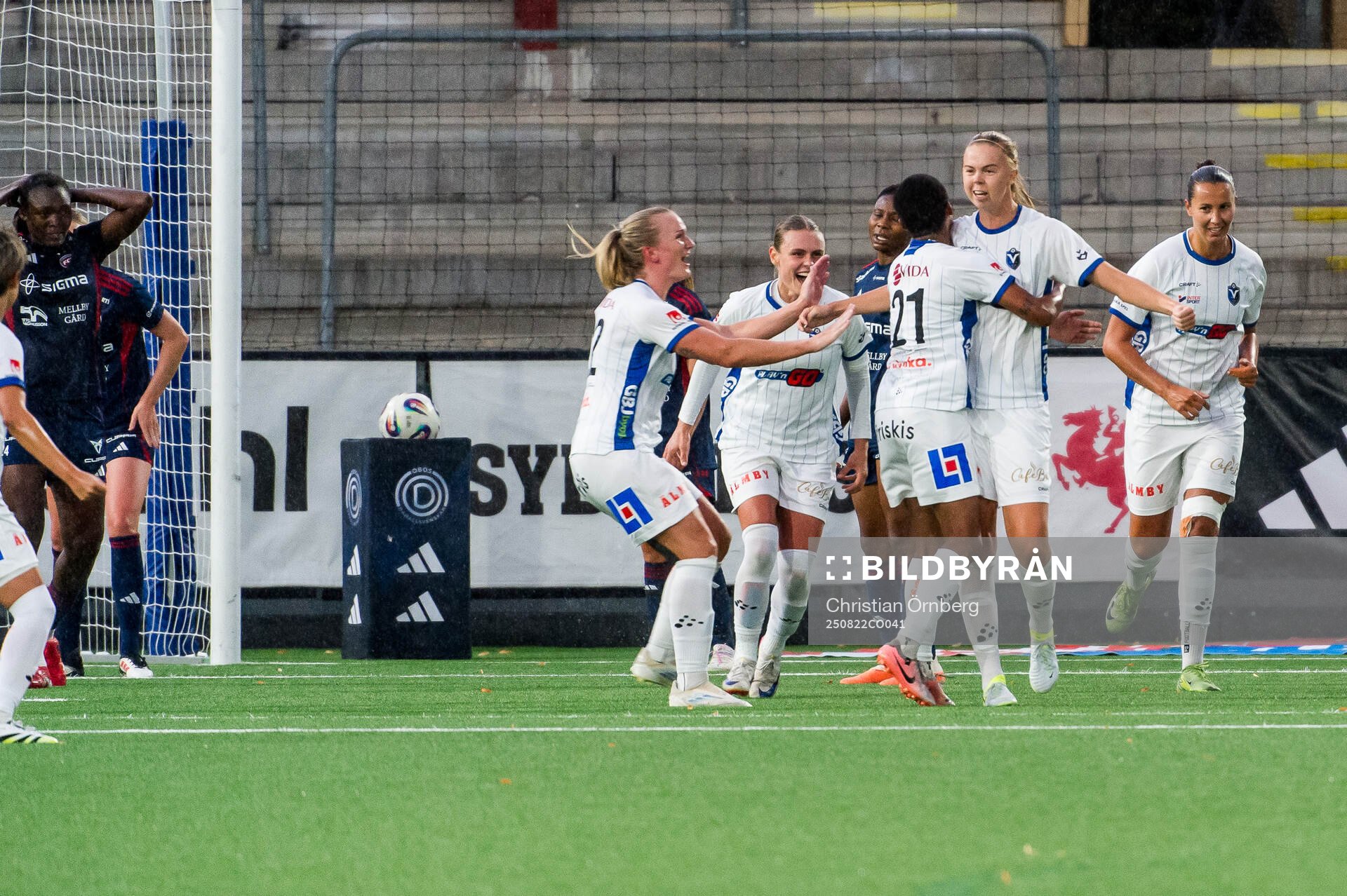 Växjö DFFs spelare jublar